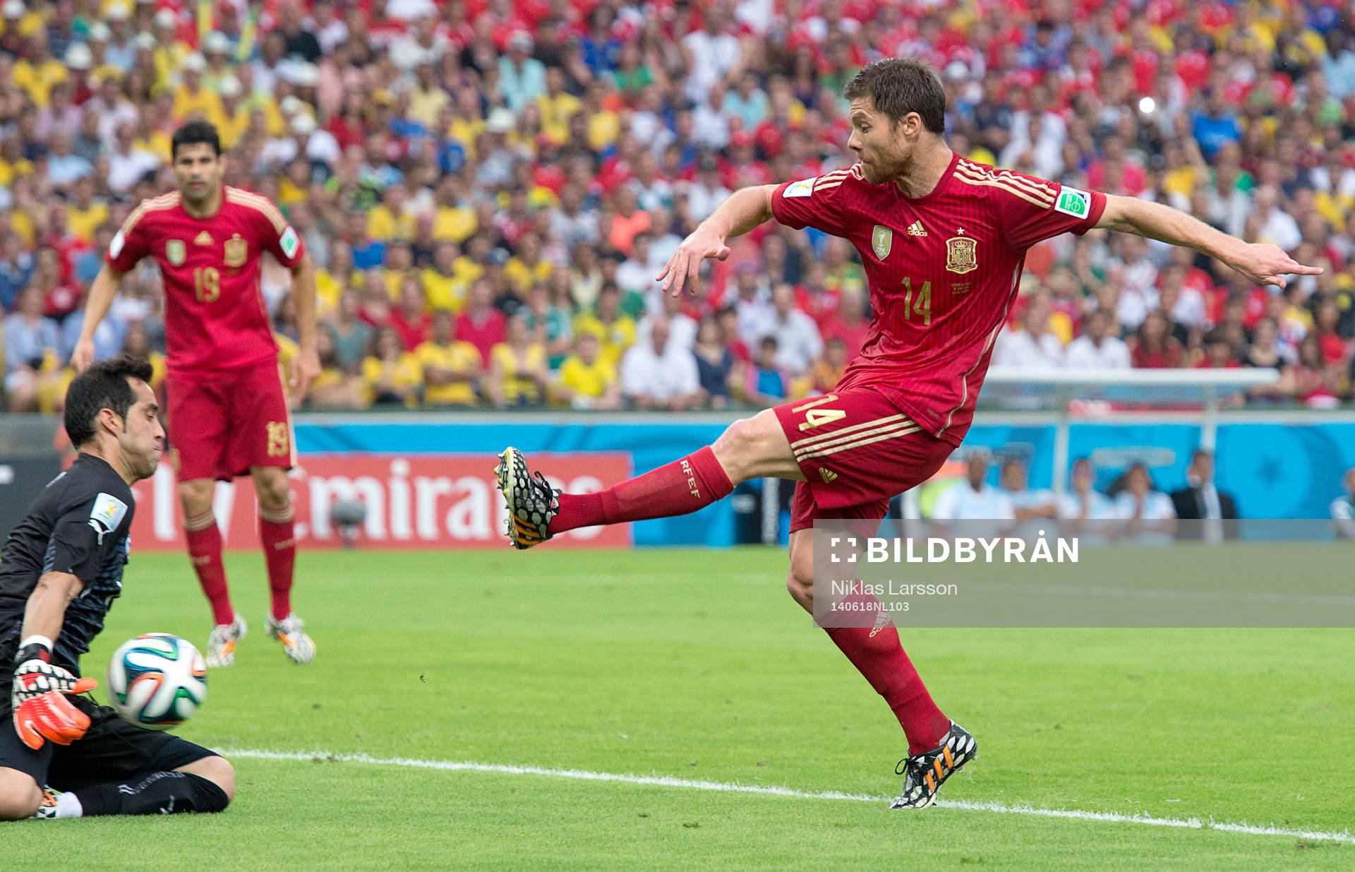 Spaniens Xabi Alonso missar ett friläge mot Chiles