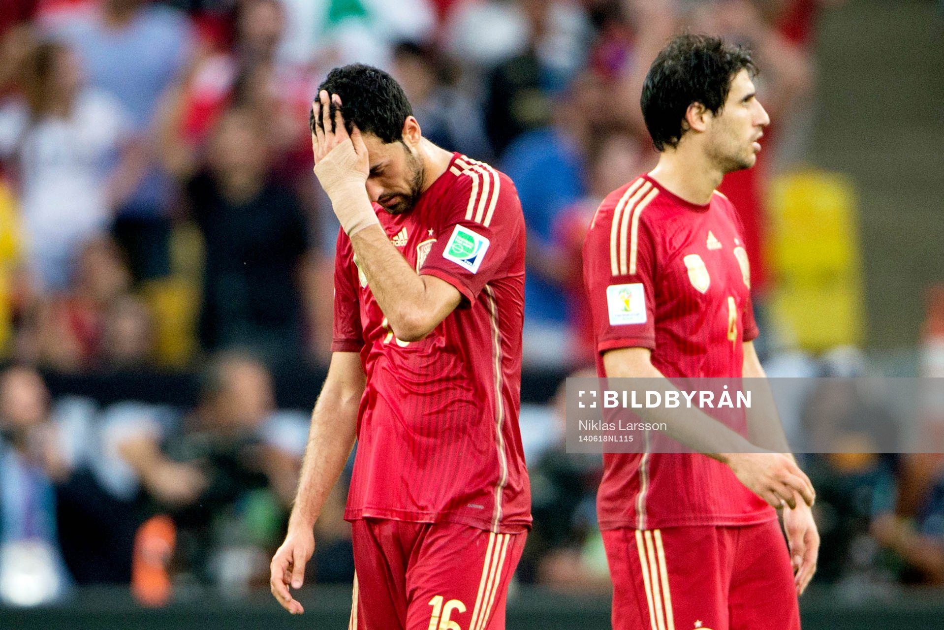 Spaniens Sergio Busquets och Javi Martinez deppar