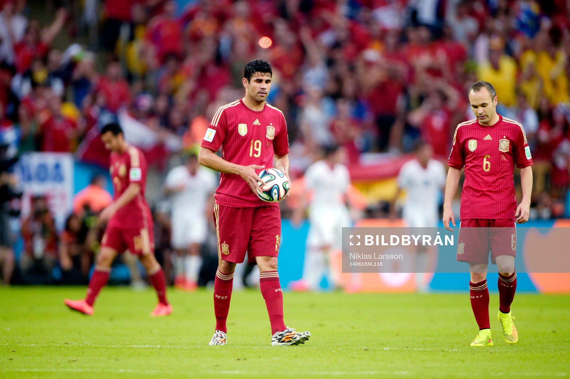 Spaniens Diego Costa och Andres Iniesta deppar