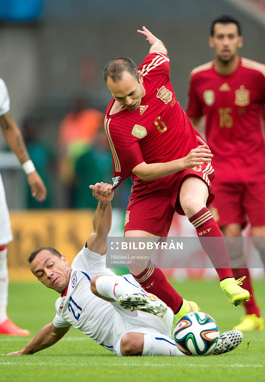 Spaniens Andres Iniesta och Chiles Marcelo Diaz