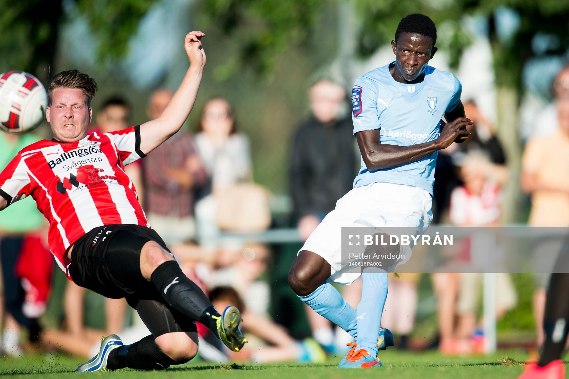 Malmö FFs provspelare Osseynou Ndiaye skjuter in 1-0 och