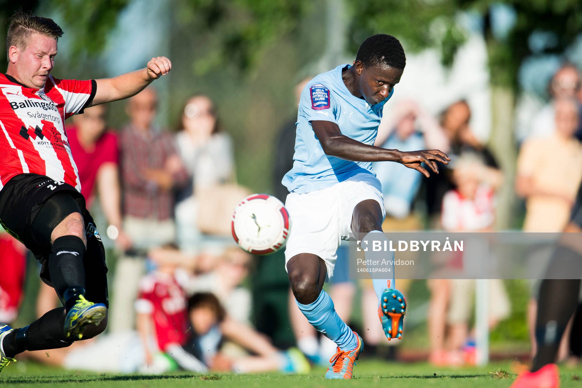 Malmö FFs provspelare Osseynou Ndiaye skjuter in 1-0 och