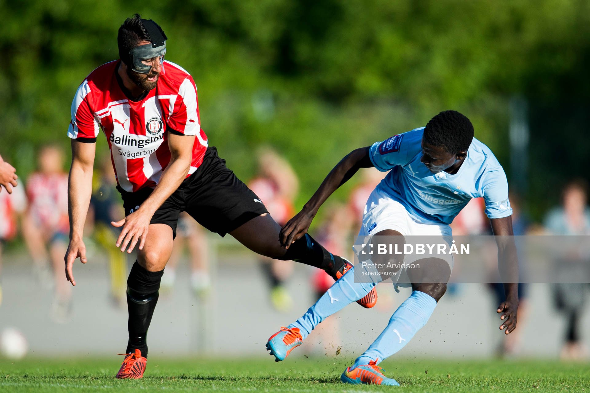 Höllvikens Yousef Fakhro och Malmö FFs Osseynou Ndiaye under träningsmatchen mellan Malmö FF och Höllviken den 18 juni 2014 i Höllviken.