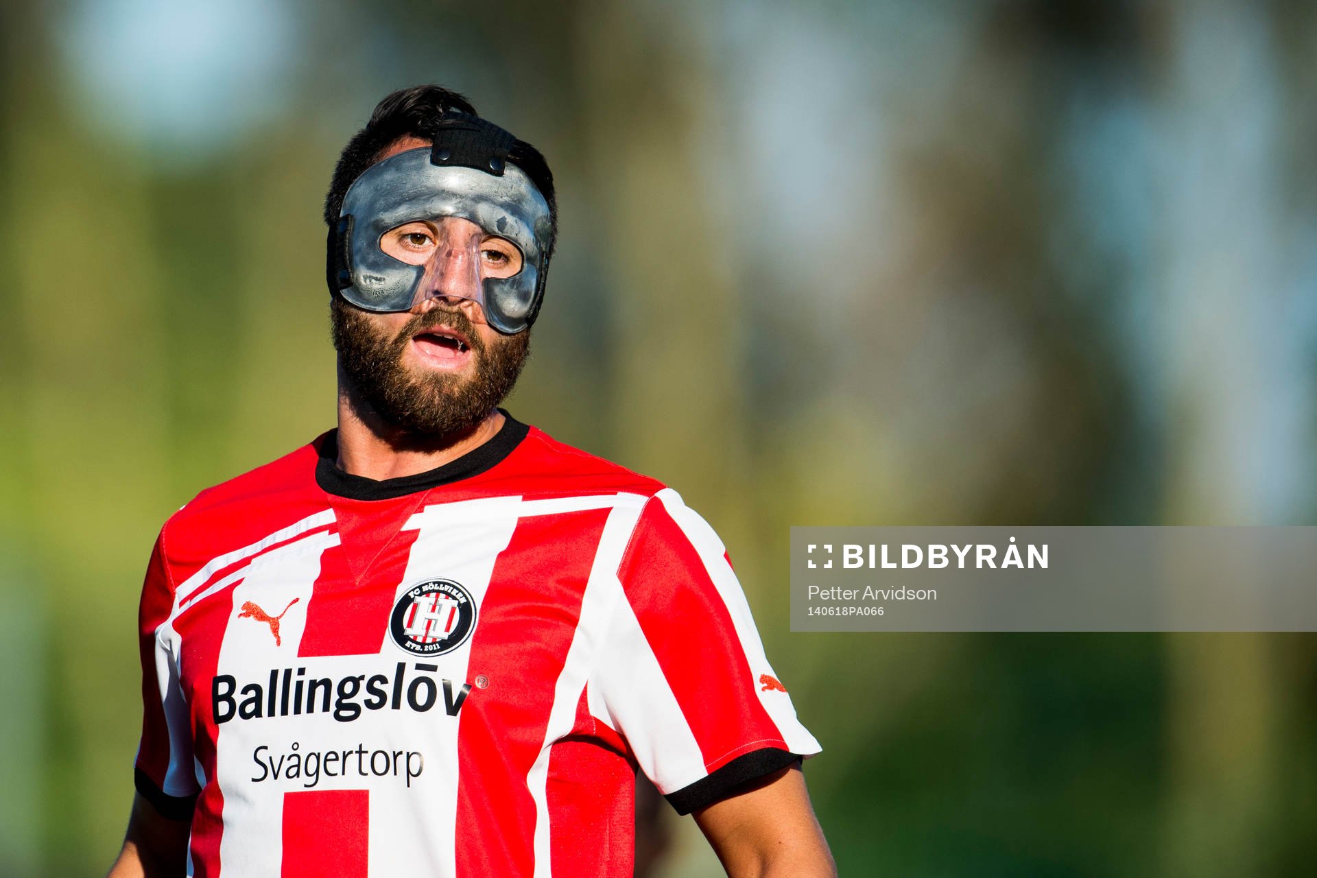Höllvikens Yousef Fakhro med ett ansiktsskydd