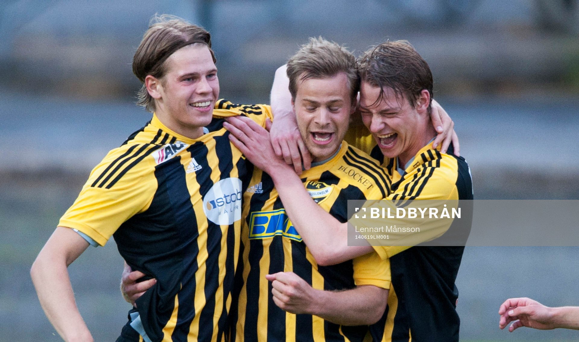 IFK Hässleholms Jesper Eliasson har gjort 1-0 och grattas