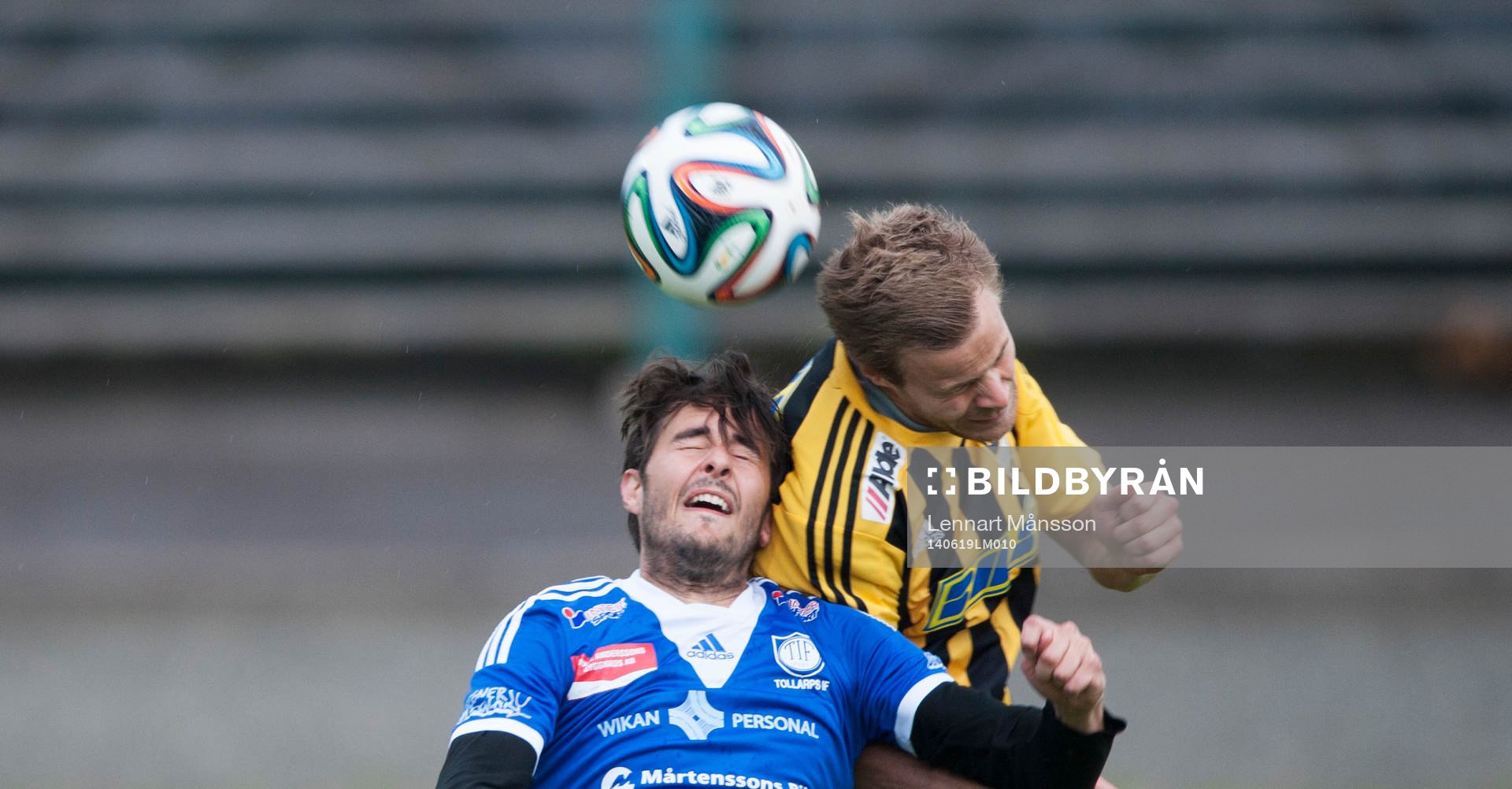 IFK Hässleholms Jesper Eliasson nickduellerar i matchen i