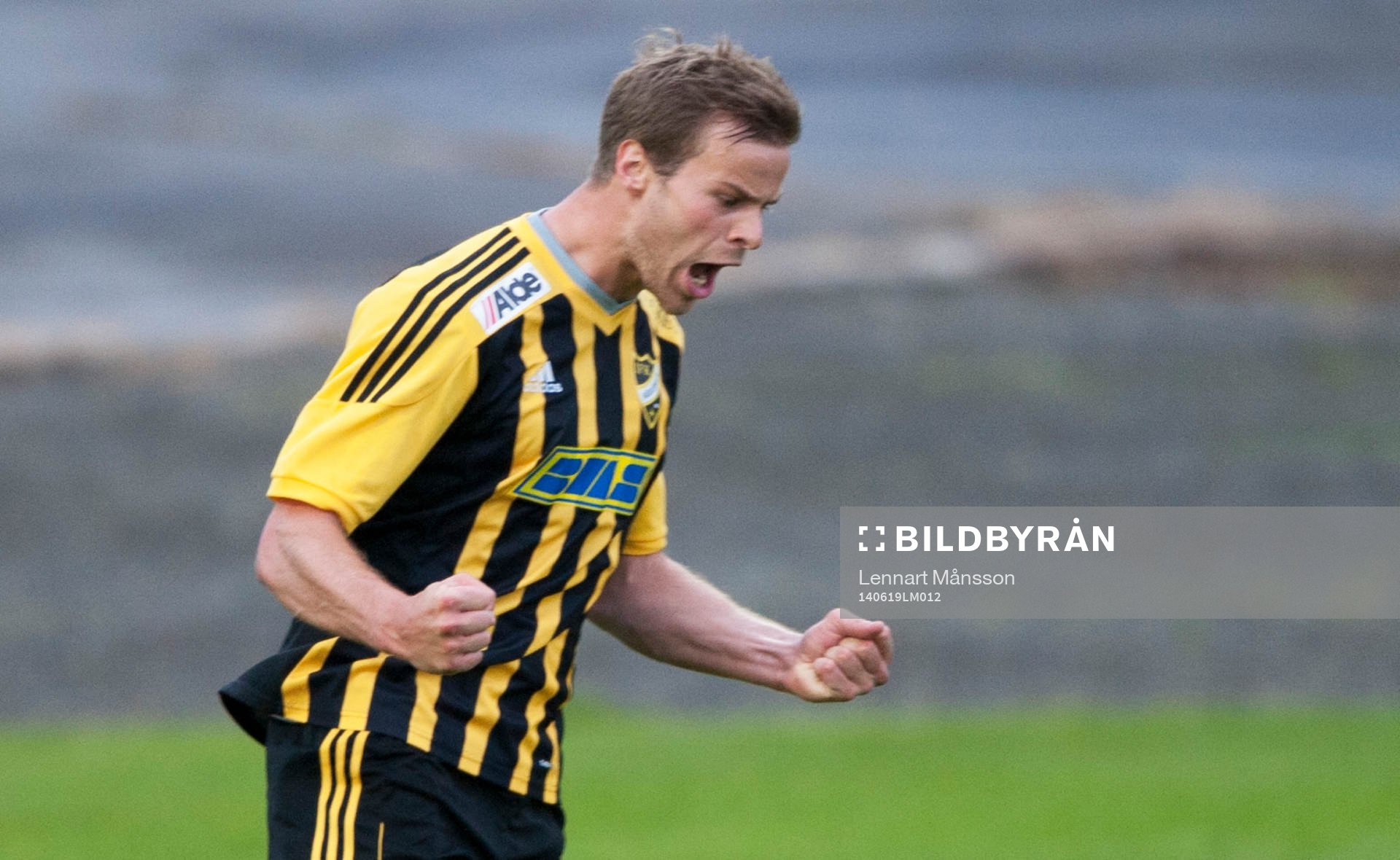 IFK Hässleholms Jesper Eliasson har gjort 1-0 och grattas