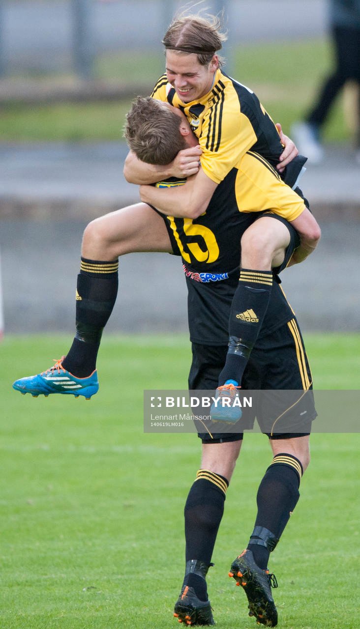 IFK Hässleholms Jesper Eliasson har gjort 1-0 och grattas
