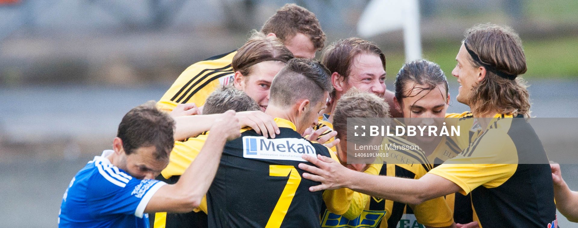 IFK Hässleholms Jesper Eliasson har gjort 1-0 och grattas