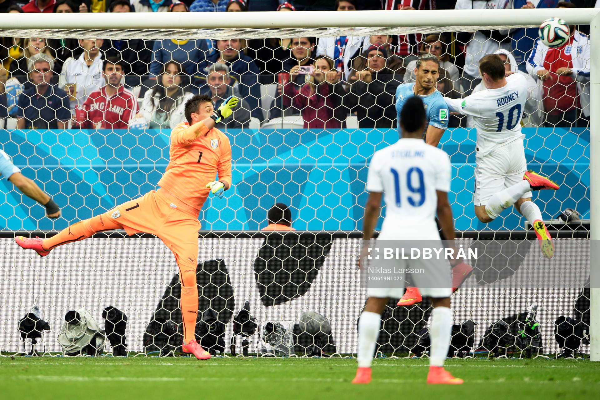 Englands Wayne Rooney nickar i kryssribban