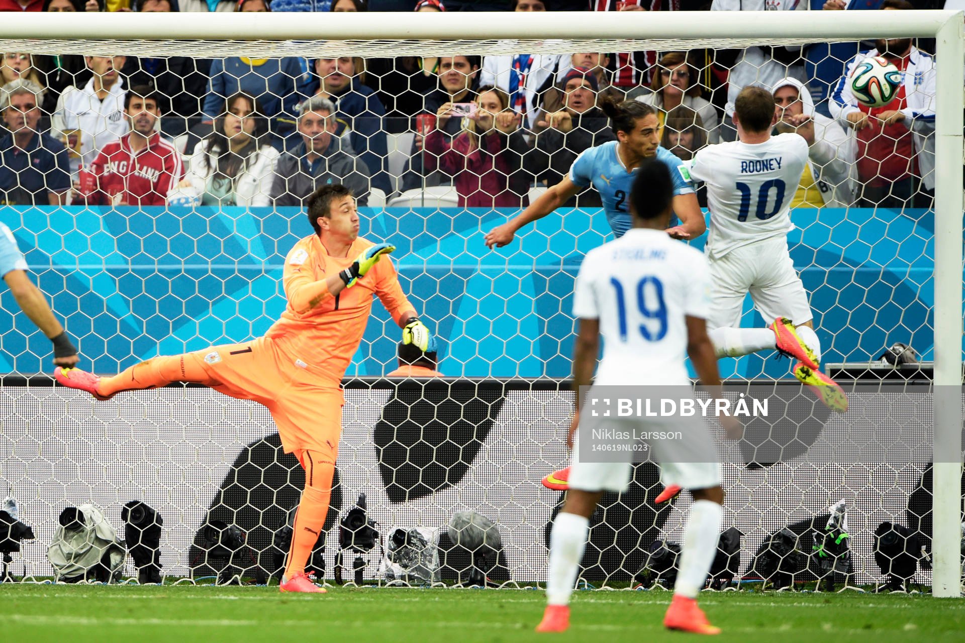 Englands Wayne Rooney nickar i kryssribban