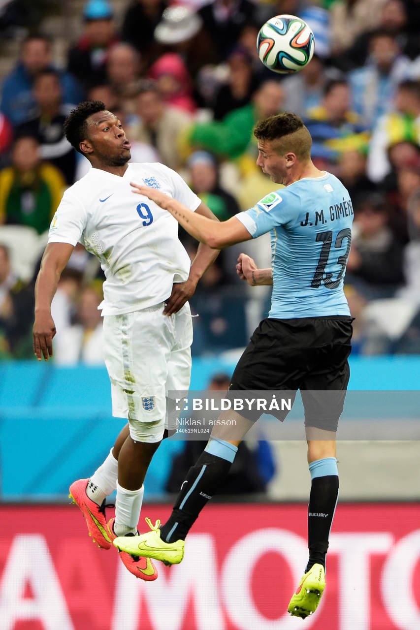 Englands Daniel Sturridge och Uruguays Jose Gimenez