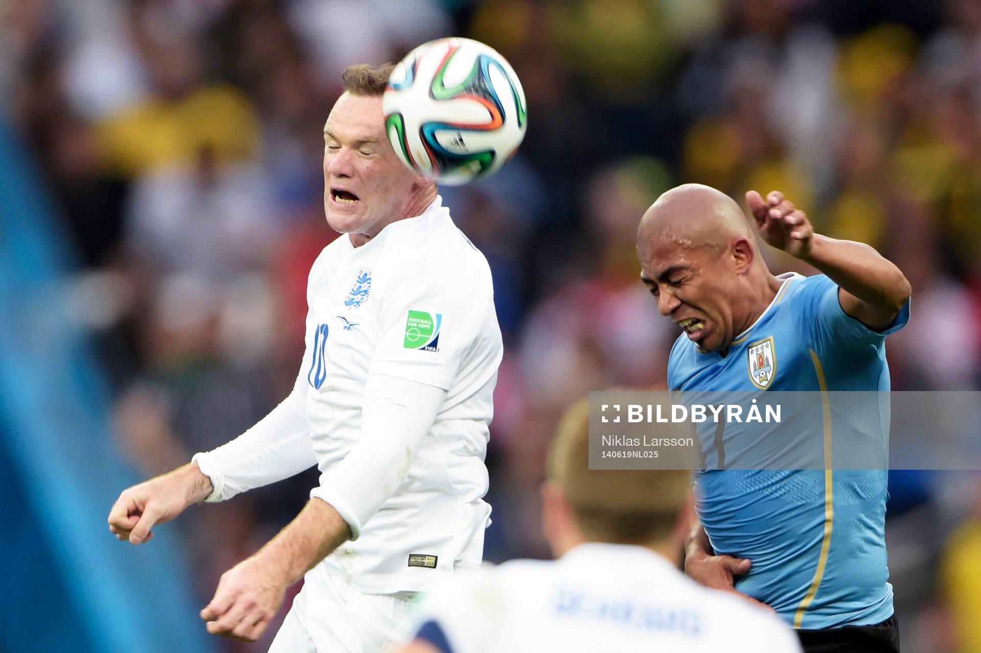 Englands Wayne Rooney och Uruguays Egidio Arevalo