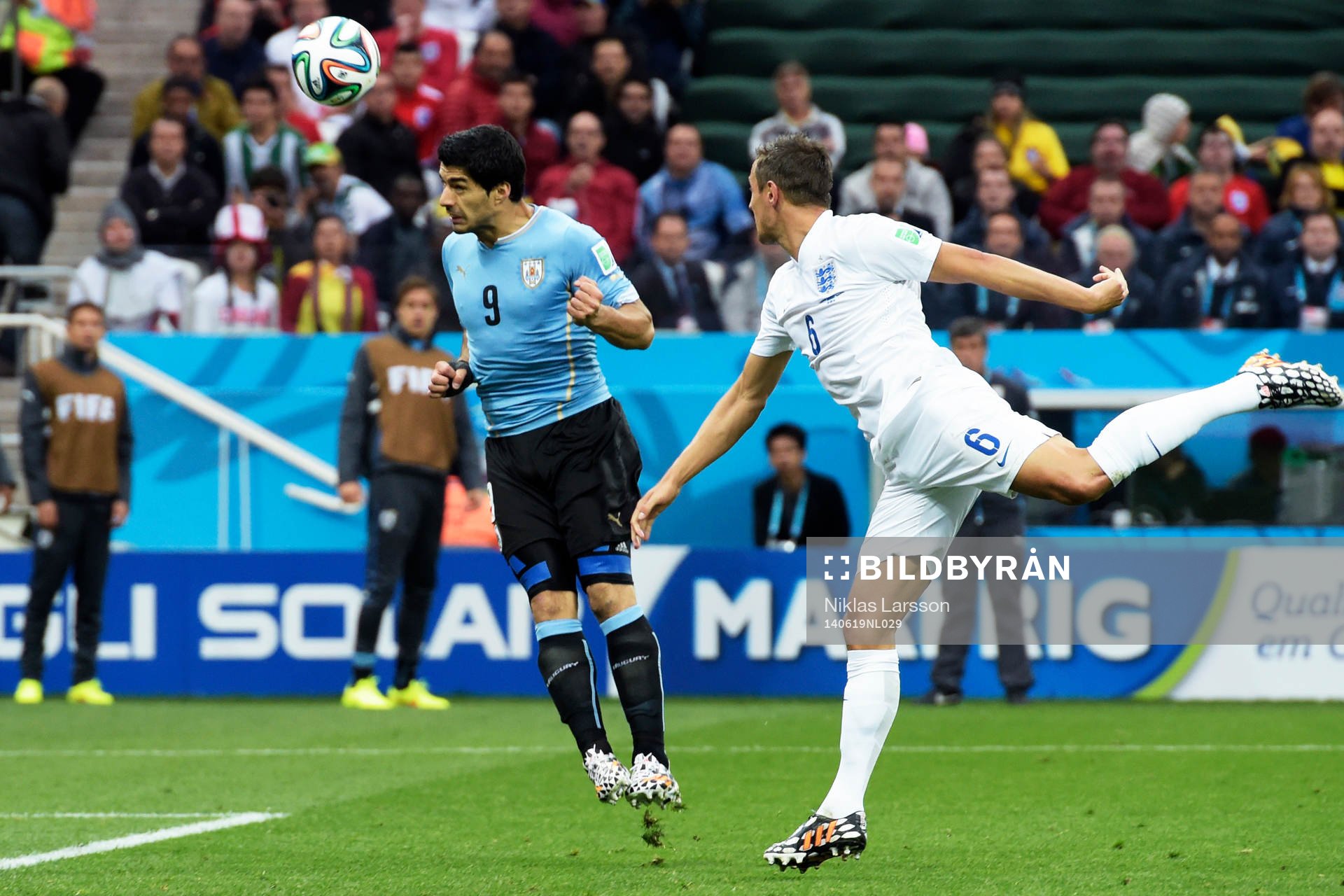 Uruguays Luis Suarez nickar in 1-0 under fotbollsmatchen mellan England och Uruguay under Fotbolls-VM den 19 juni 2014 i Sao Paulo.