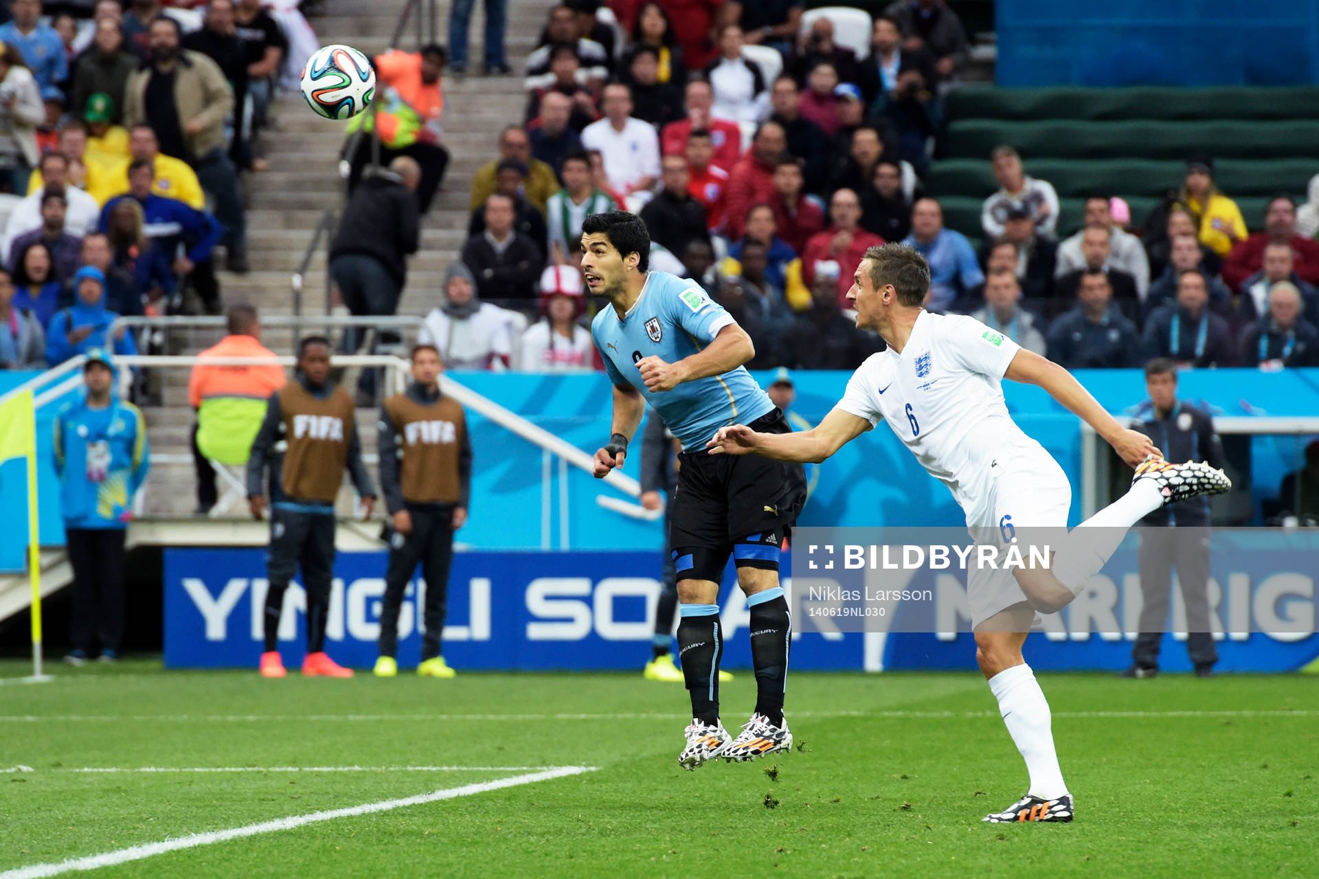 Uruguays Luis Suarez nickar in 1-0