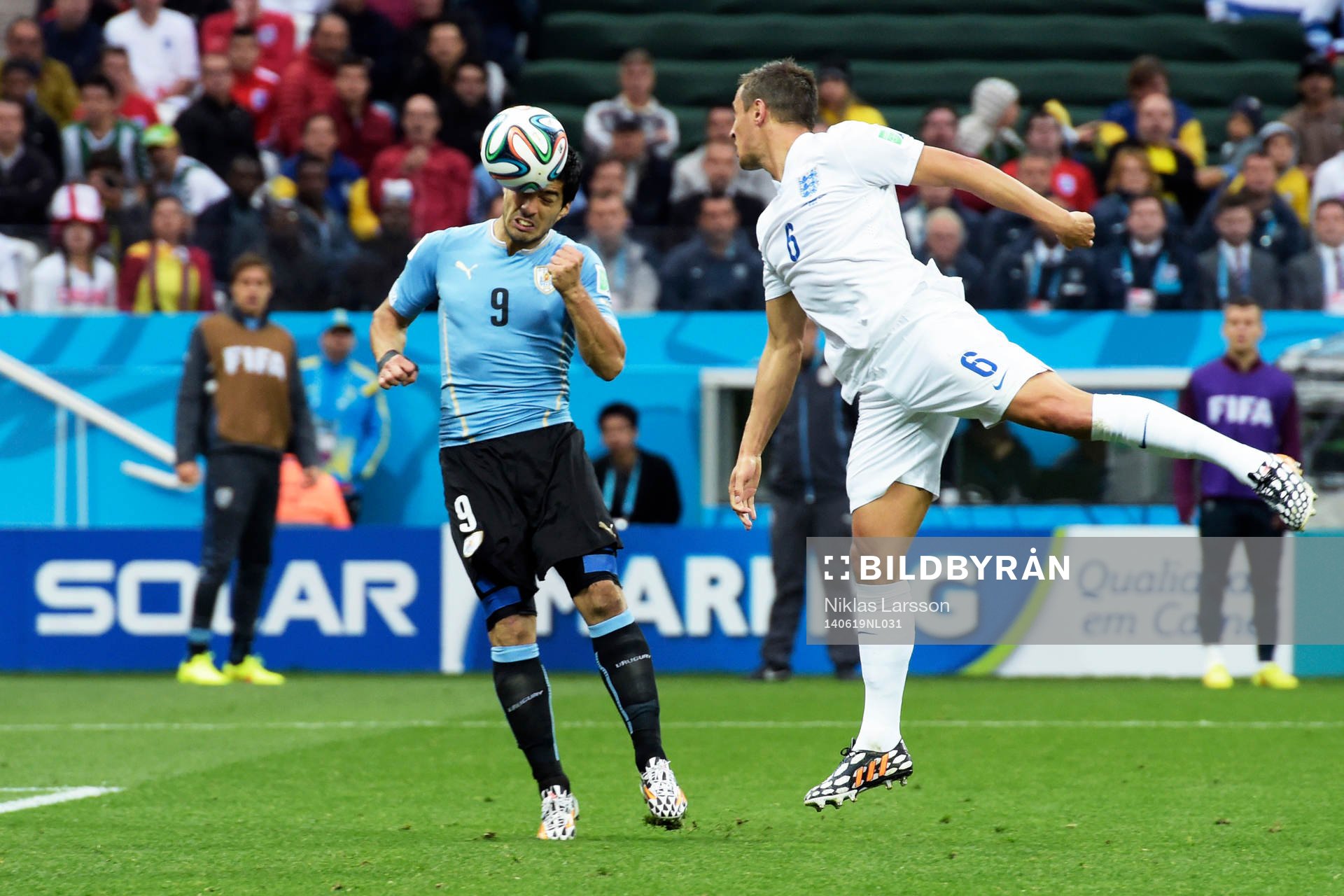 Uruguays Luis Suarez nickar in 1-0