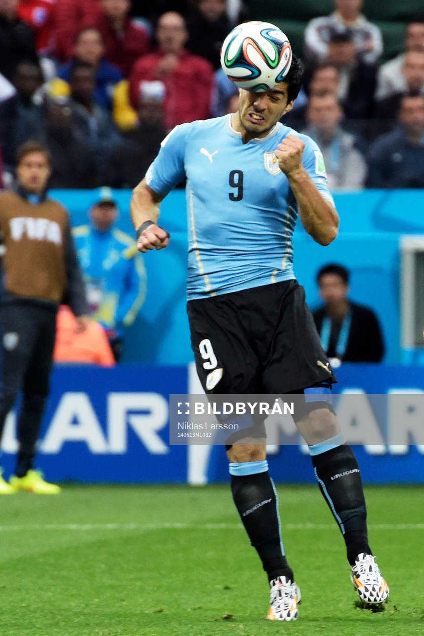 Uruguays Luis Suarez nickar in 1-0
