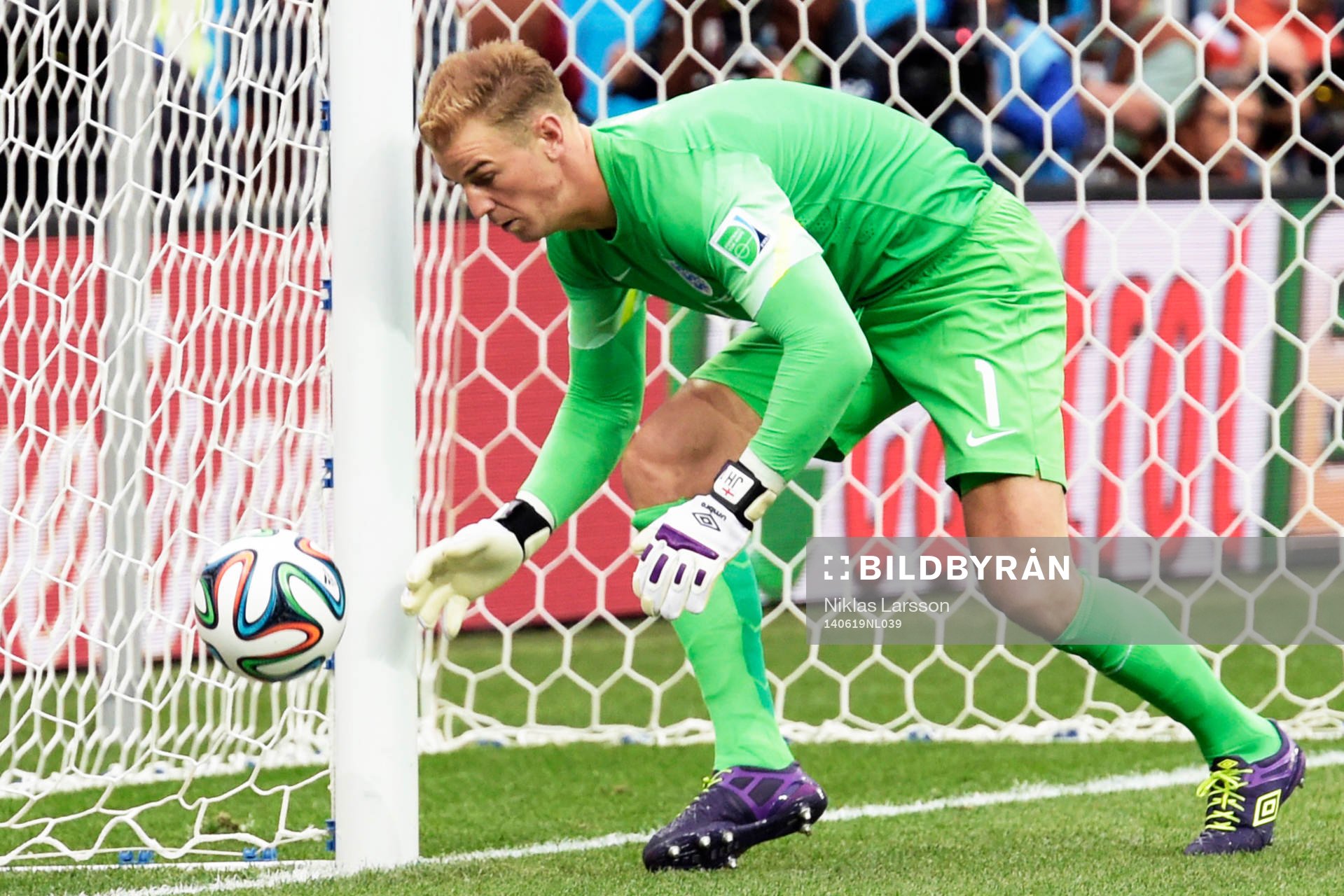 Englands målvakt Joe Hart släpper så när in 0-2