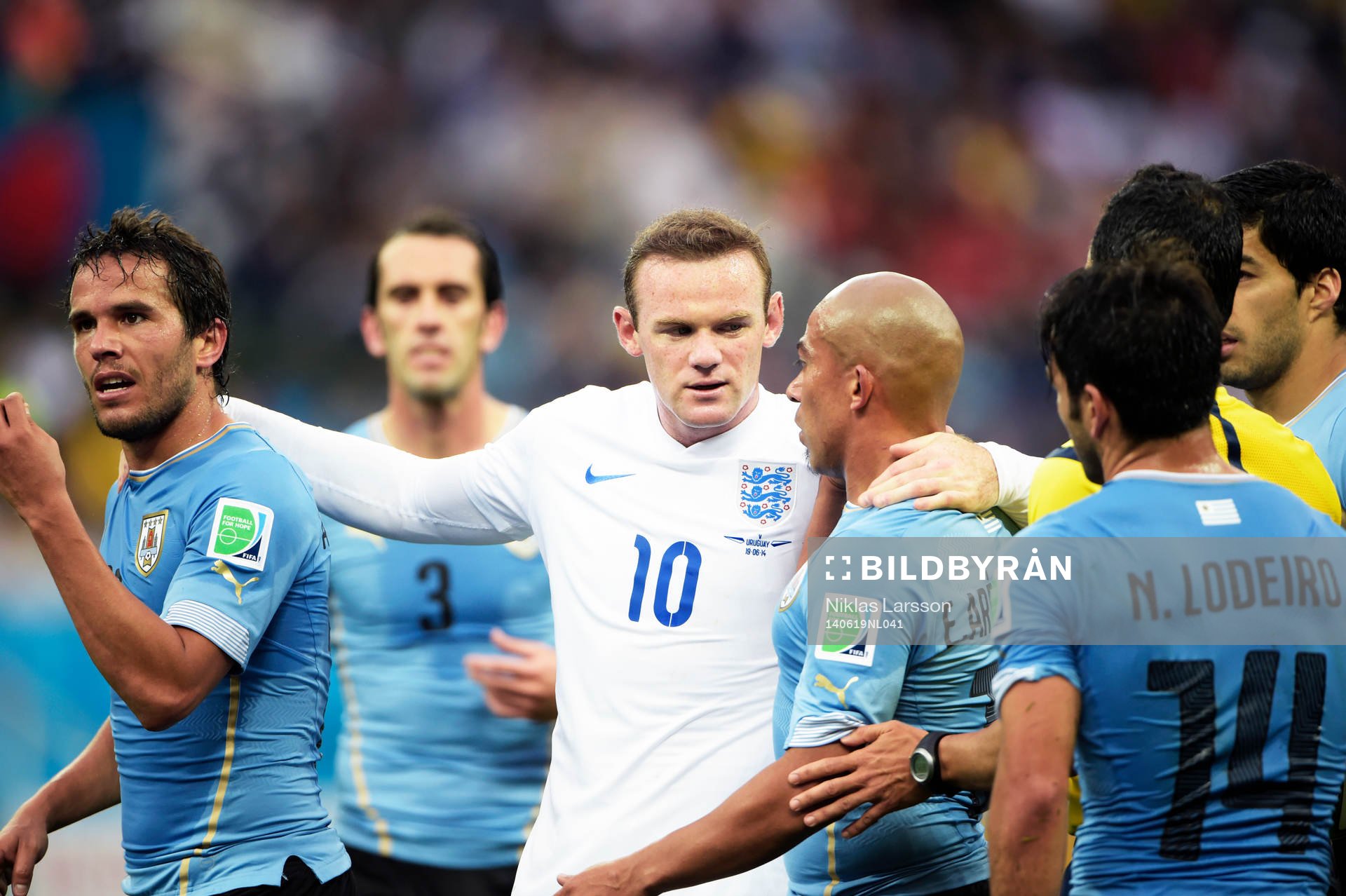 Englands Wayne Rooney i centrum