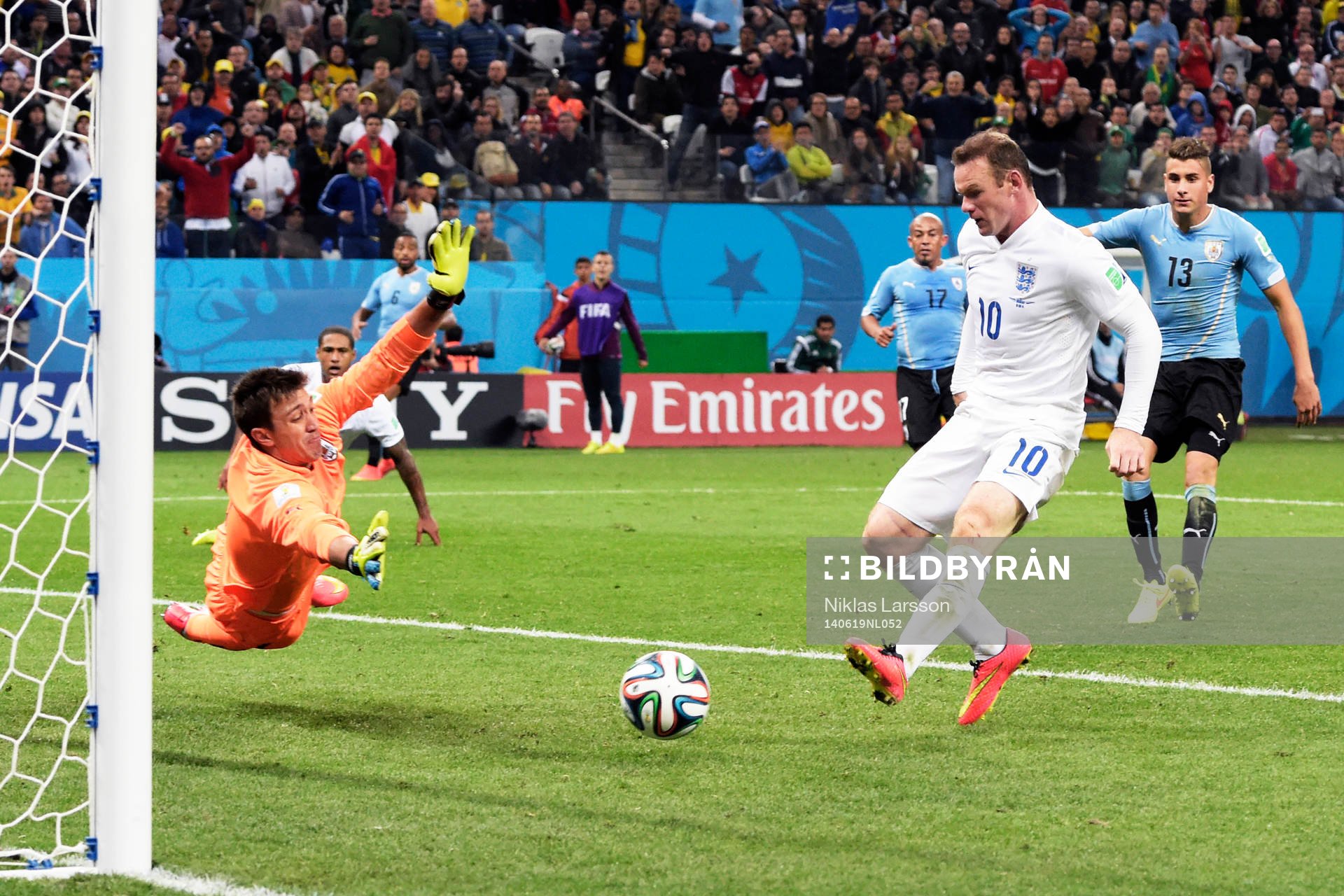 Englands Wayne Rooney gör 1-1 under fotbollsmatchen mellan England och Uruguay under Fotbolls-VM den 19 juni 2014 i Sao Paulo.
