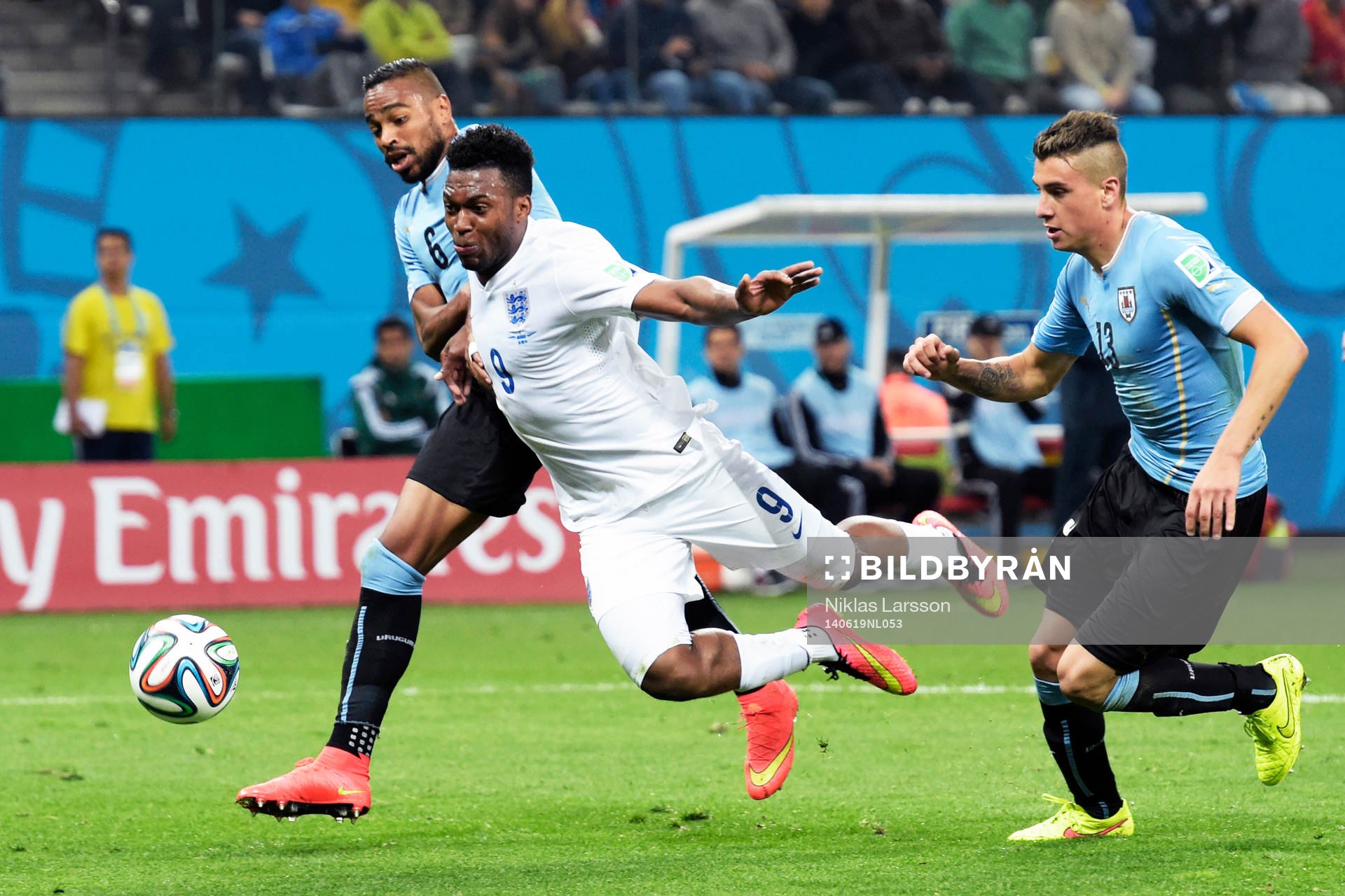 Englands Daniel Sturridge rivs ner