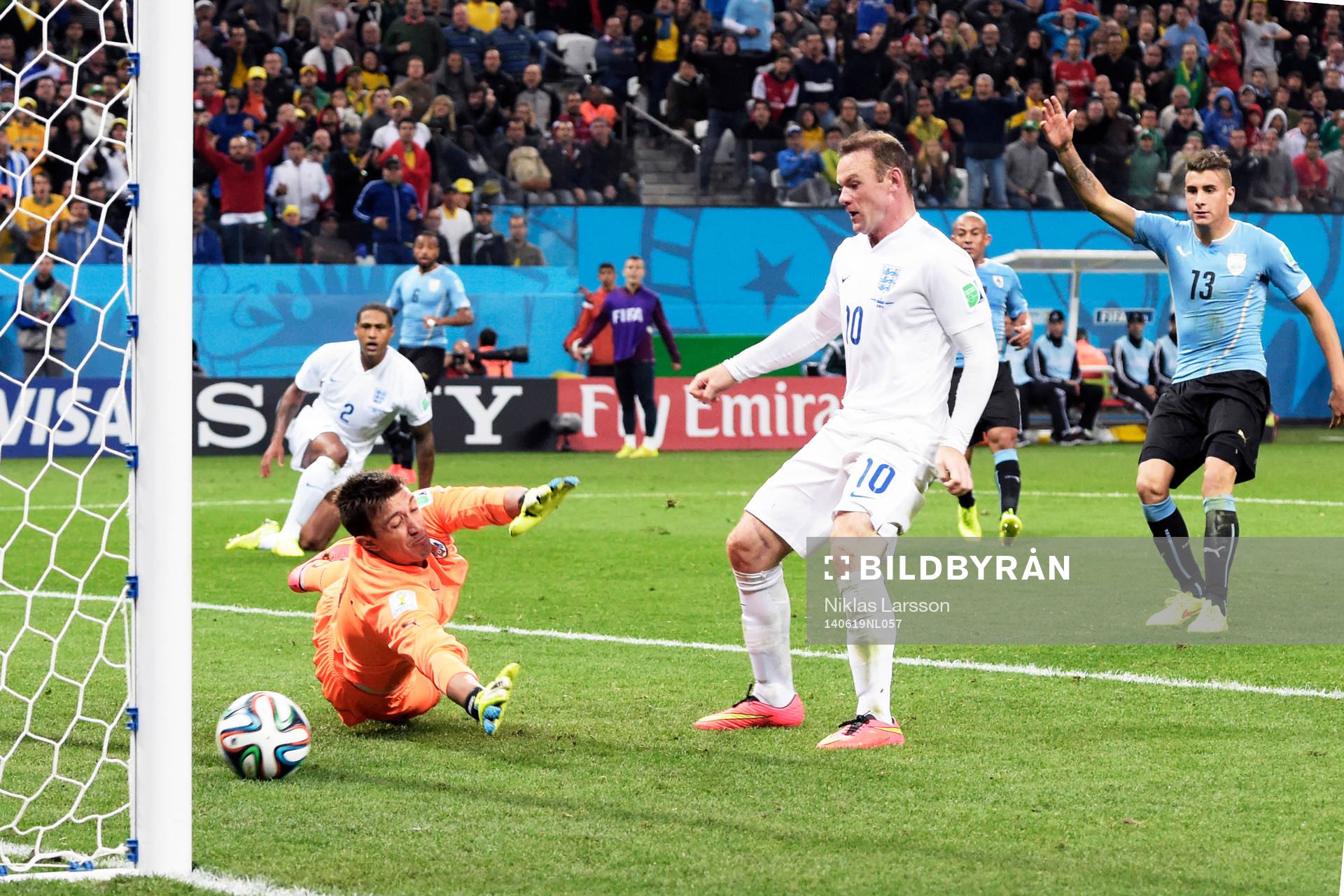 Englands Wayne Rooney gör 1-1