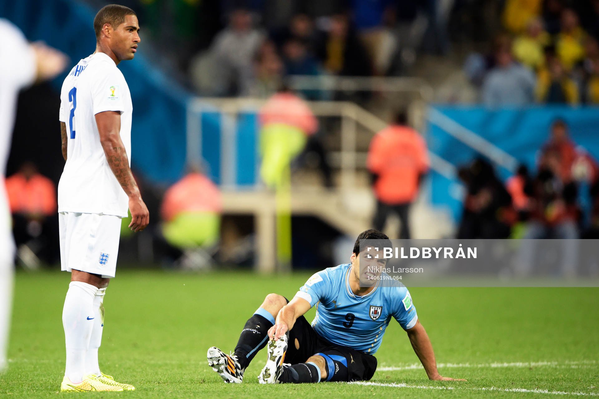 Uruguays Luis Suarez tvåmålsskytt och skadad under fotbollsmatchen mellan England och Uruguay under Fotbolls-VM den 19 juni 2014 i Sao Paulo.