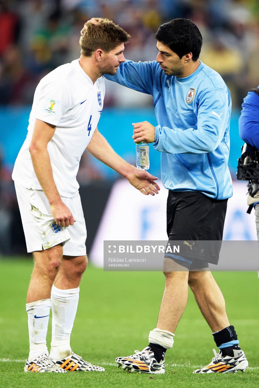 Englands Steven Gerrard och Uruguays Luis Suarez efter fotbollsmatchen mellan England och Uruguay under Fotbolls-VM den 19 juni 2014 i Sao Paulo.