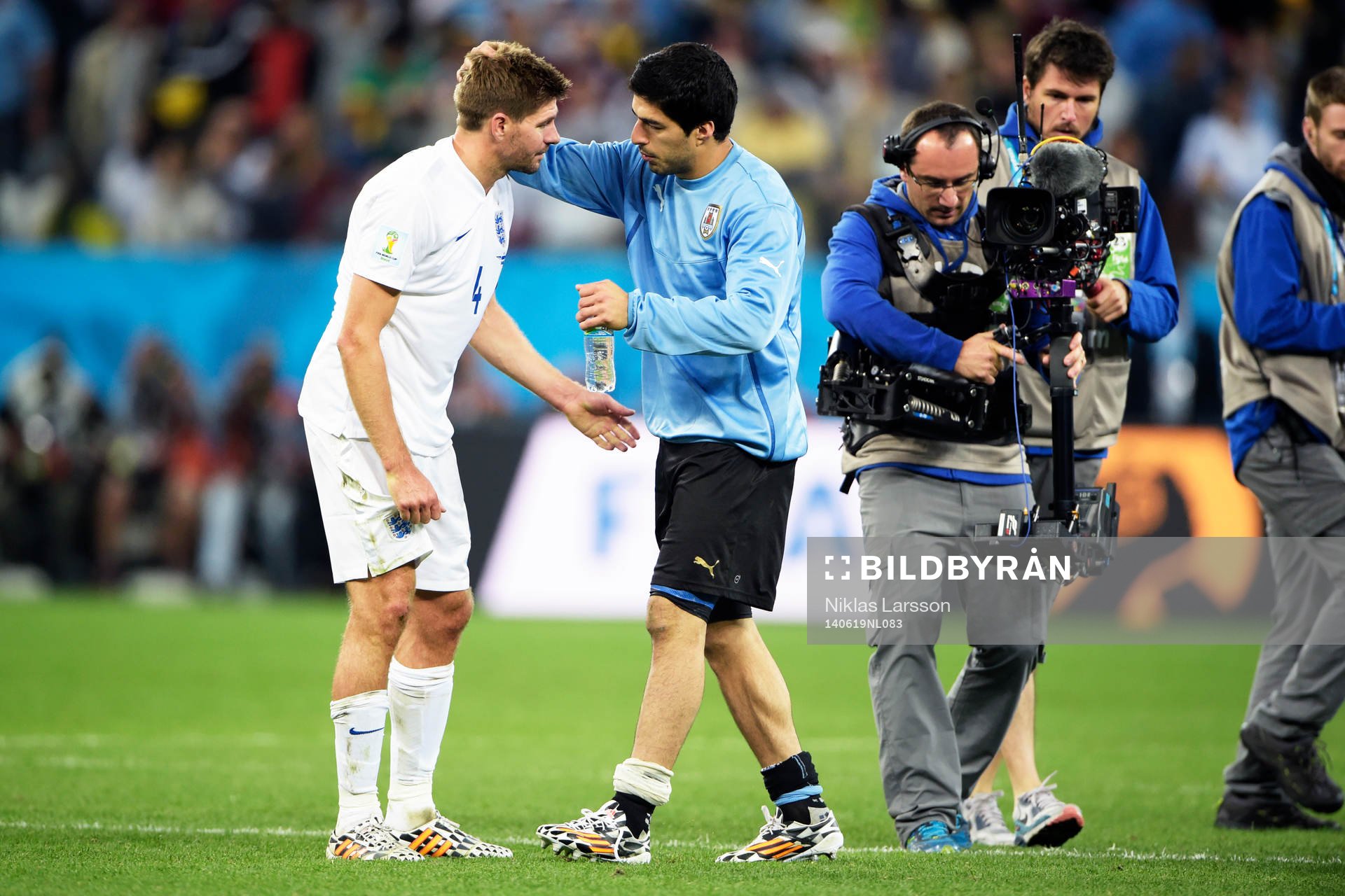 Englands Steven Gerrard och Uruguays Luis Suarez