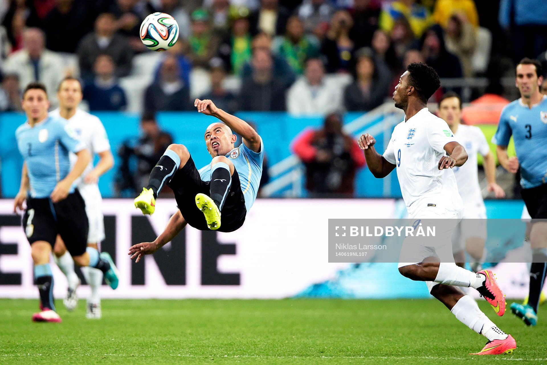 Englands Raheem Sterling och Uruguays Egidio Arevalo under fotbollsmatchen mellan England och Uruguay under Fotbolls-VM den 19 juni 2014 i Sao Paulo.