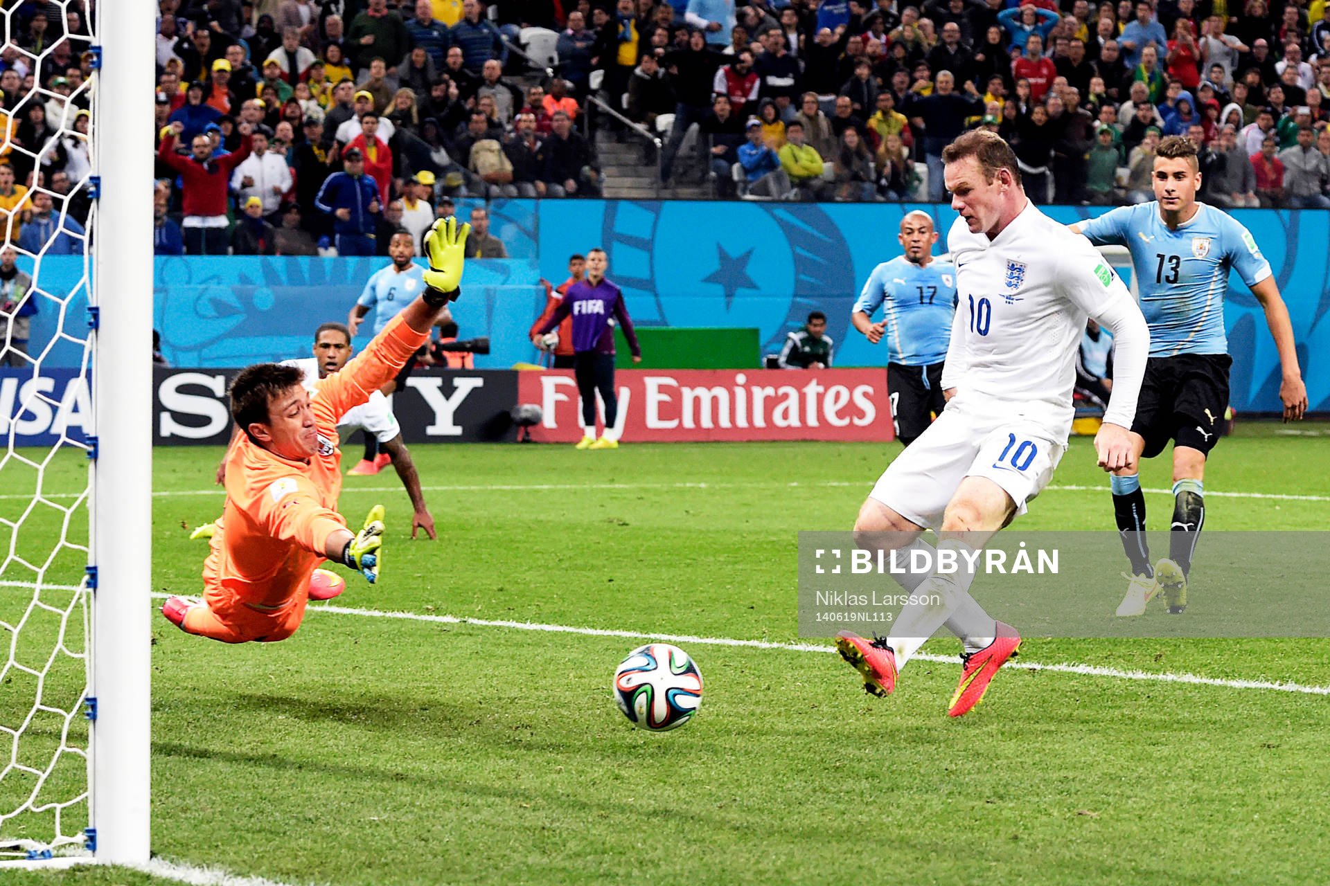 Englands Wayne Rooney gör 1-1