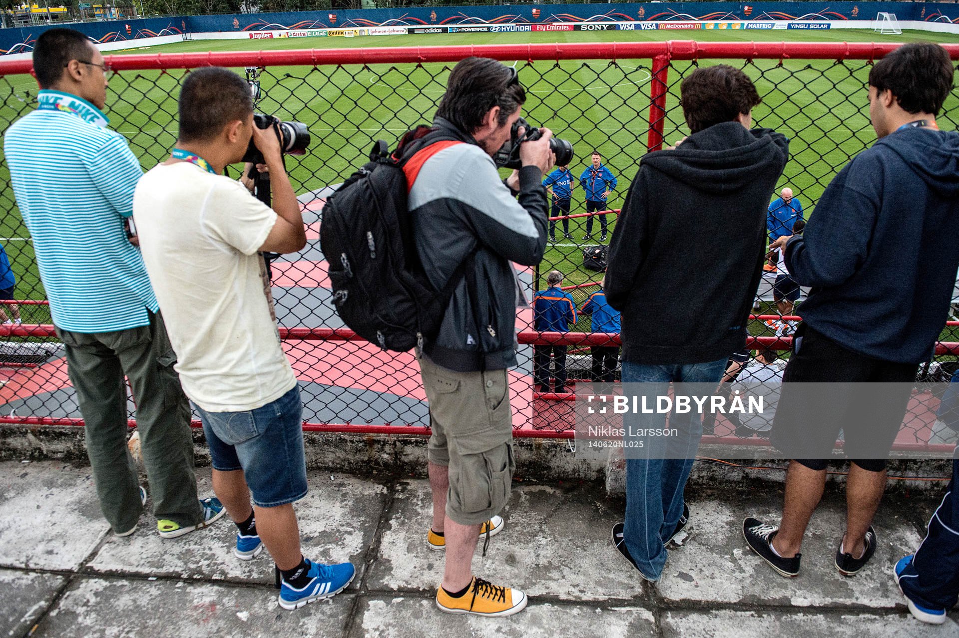 Fotografer följer Hollands tränare Louis van Gaal
