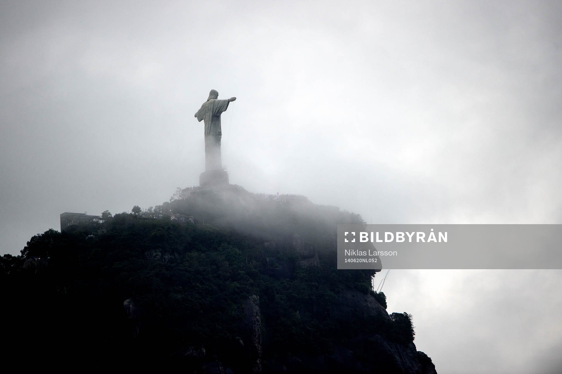 Jesusstatyn i dimma under Hollands träning under Fotbolls-VM den 20 juni 2014 i Rio de Janeiro.