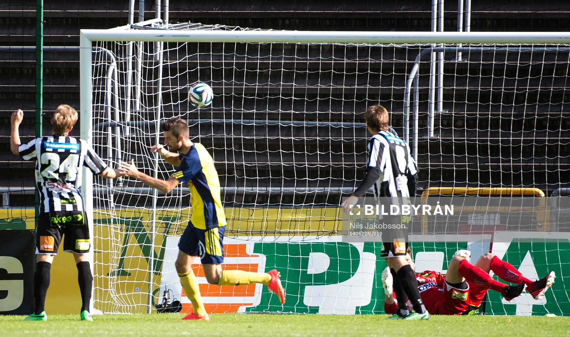 Ängelholms Muamet Asanovski gör 1-0 bakom Landskronas målvakt Niklas Uddenäs under fotbollsmatchen i superettan mellan Landskrona BOIS och Ängelholm den 22 juni 2014.