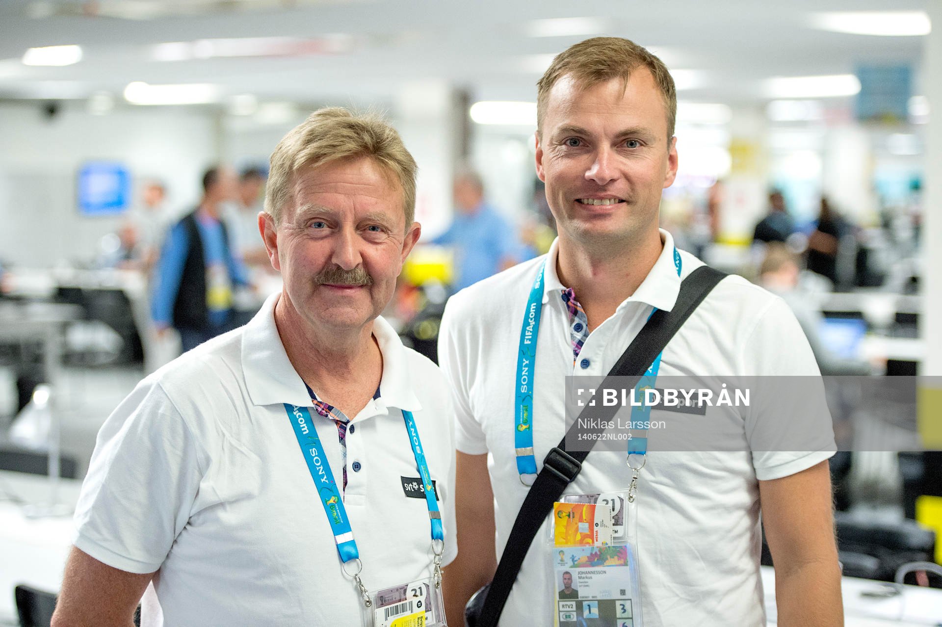 SVTs kommentatorer Staffan Lindeborg och Markus Johannesson under fotbollsmatchen mellan Belgien och Ryssland under fotbolls-VM den 22 juni 2014 i Rio de Janeiro.