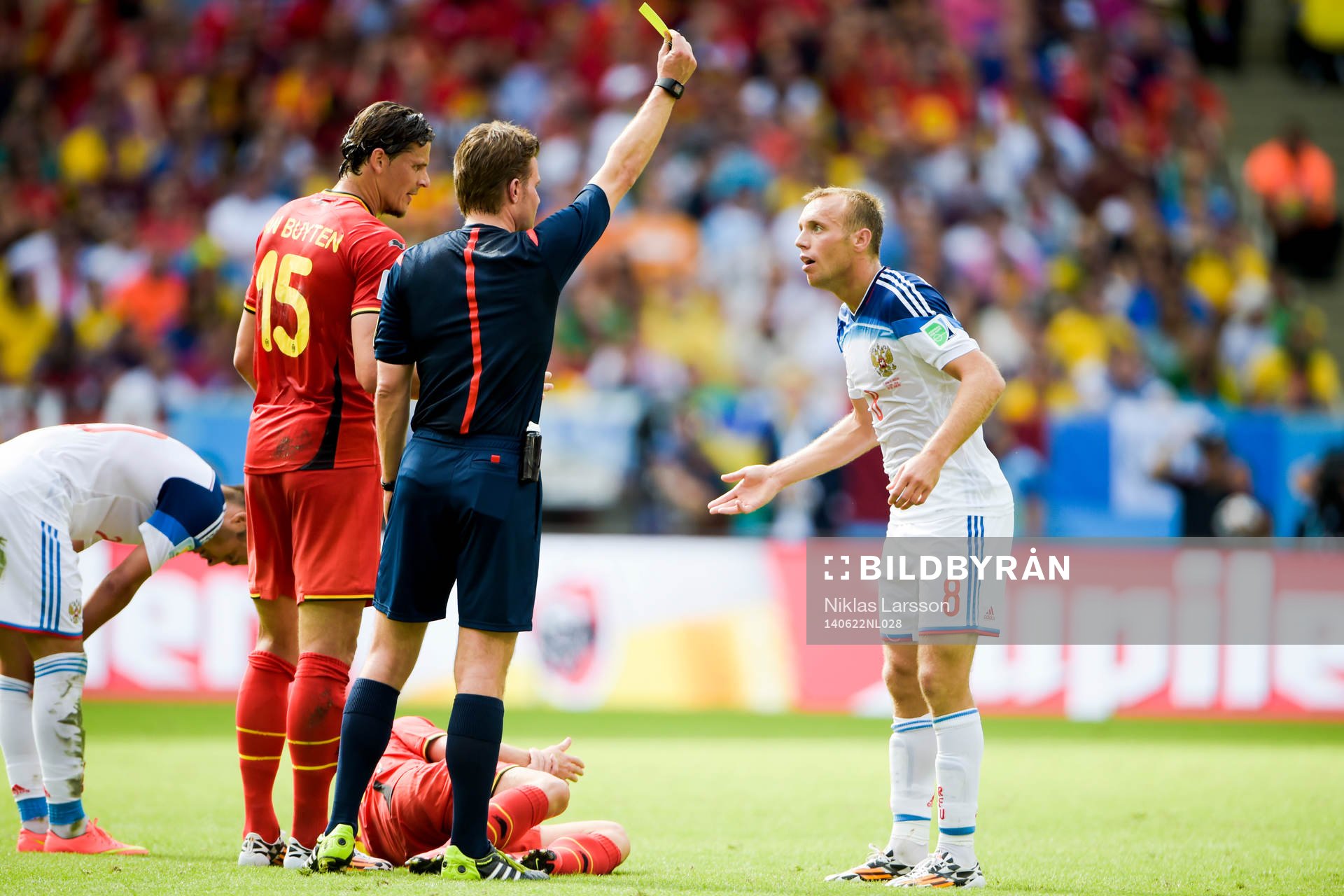 Rysslands Denis Glushakov får gult kort under fotbollsmatchen mellan Belgien och Ryssland under fotbolls-VM den 22 juni 2014 i Rio de Janeiro.