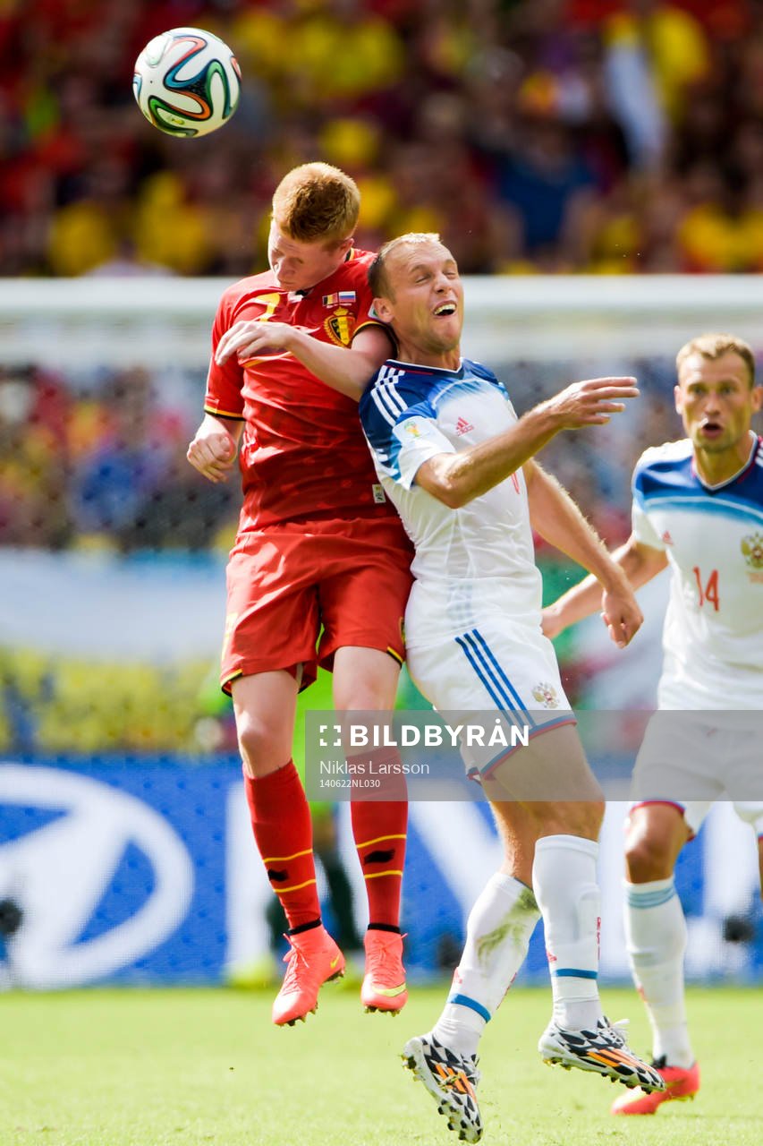 Belgiens Kevin De Bruyne i nickduell med Rysslands Maksim Kanunnikov under fotbollsmatchen mellan Belgien och Ryssland under fotbolls-VM den 22 juni 2014 i Rio de Janeiro.