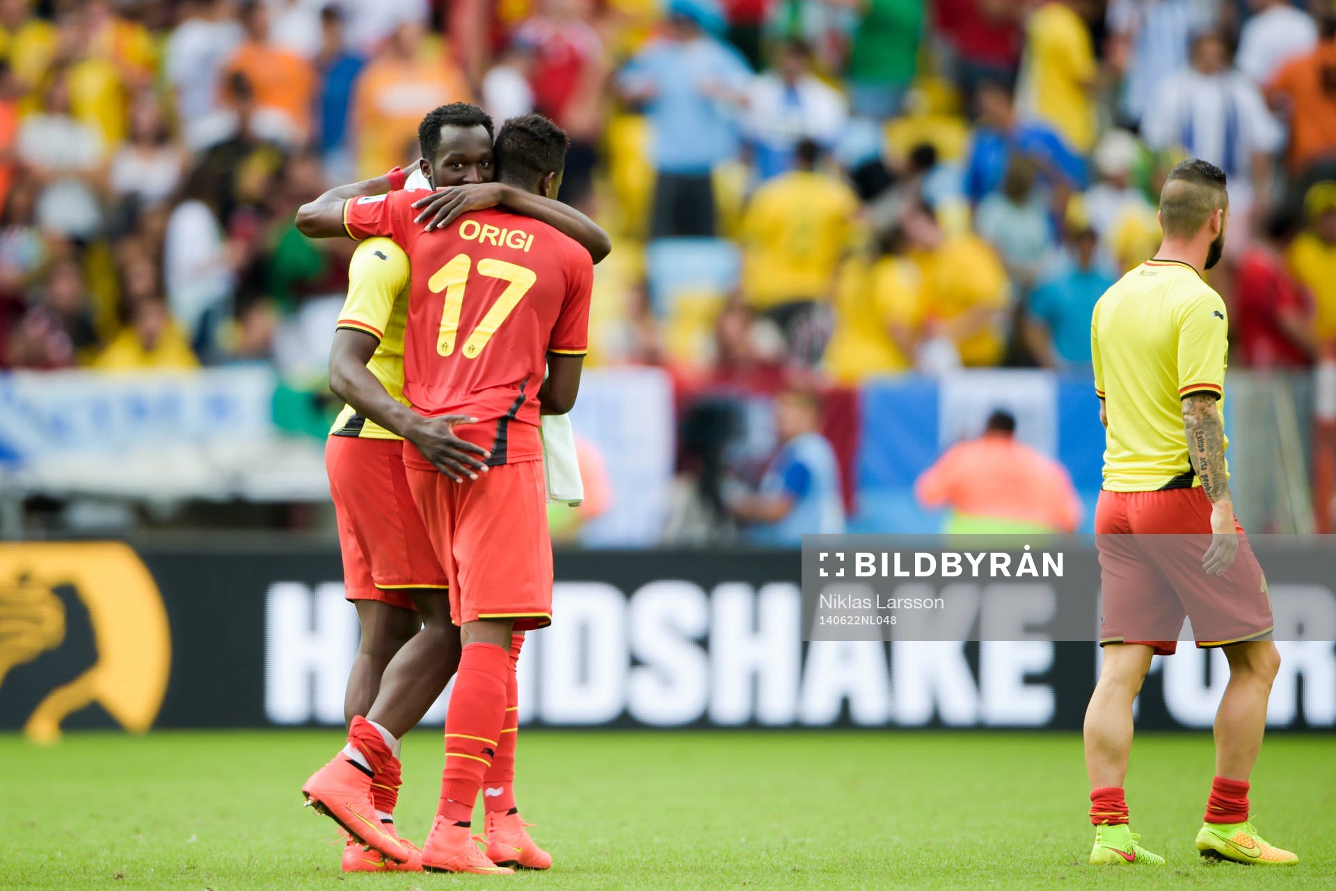 Belgiens Romelu Lukaku och Divock Origi kramas