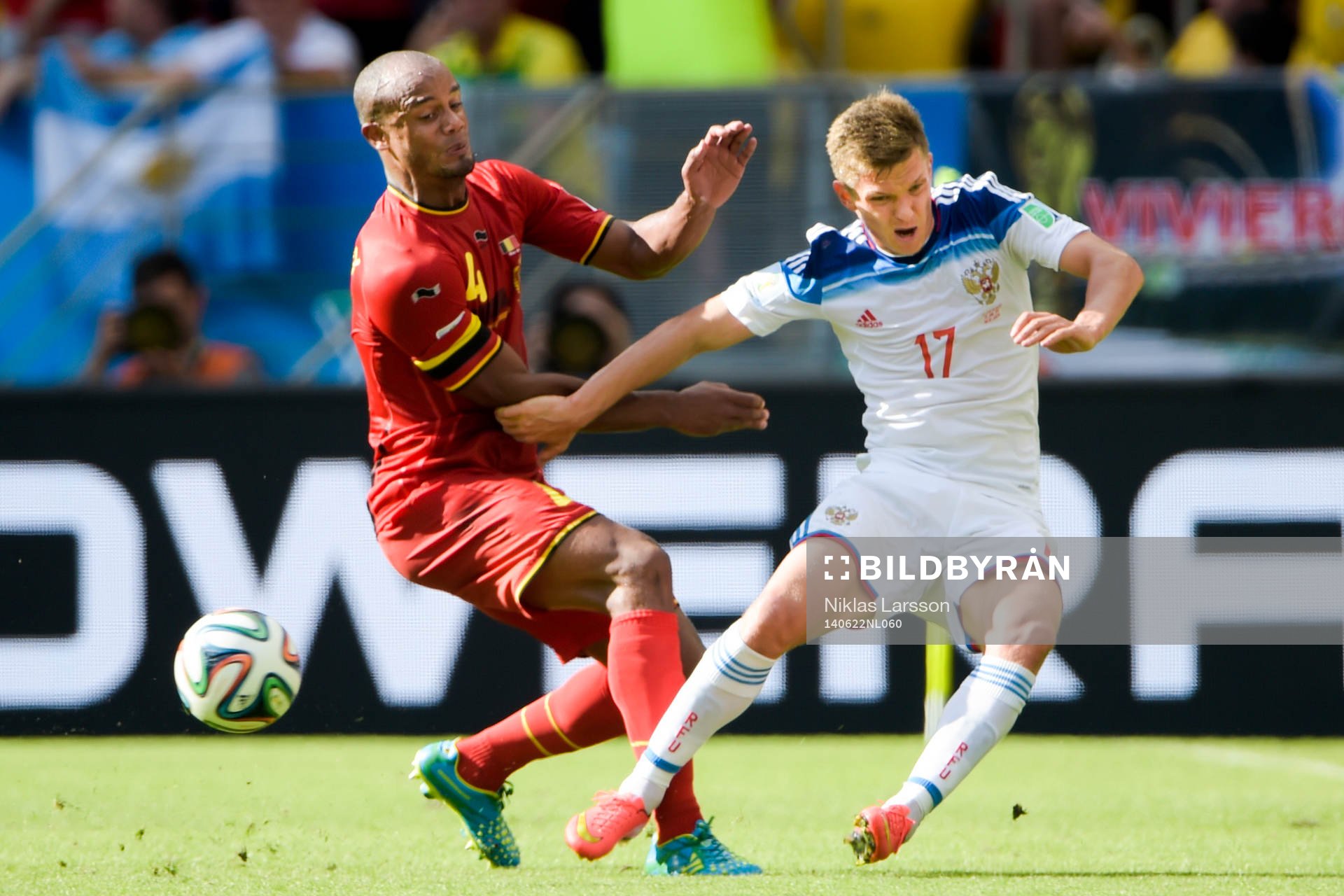 Belgiens Vincent Kompany i kamp med Rysslands Oleg Shatov under fotbollsmatchen mellan Belgien och Ryssland under fotbolls-VM den 22 juni 2014 i Rio de Janeiro.