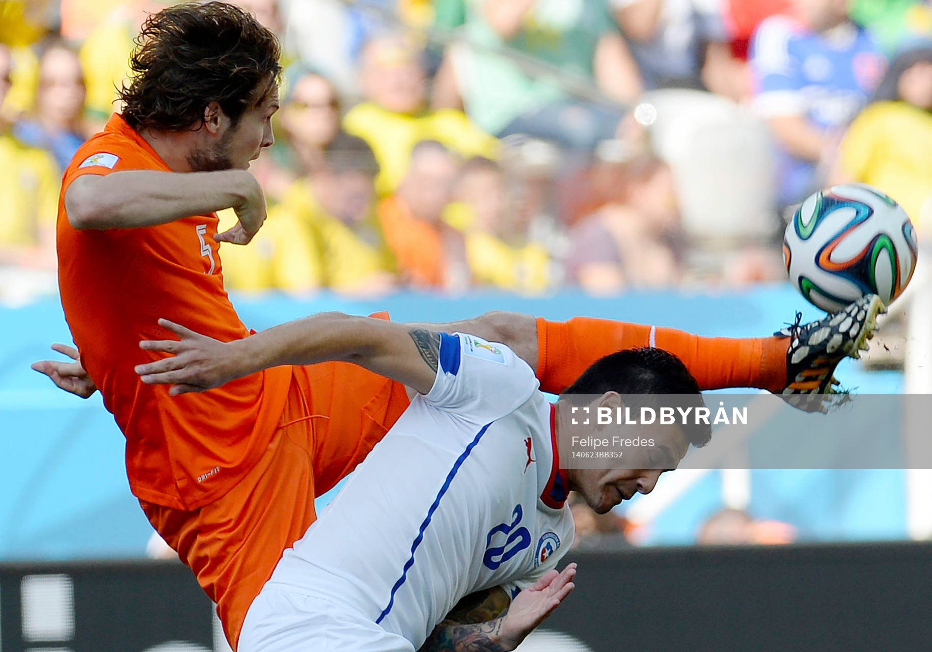 SAO PAULO, BRASIL - JUNIO 18: Daley Blind (I) de Holanda y