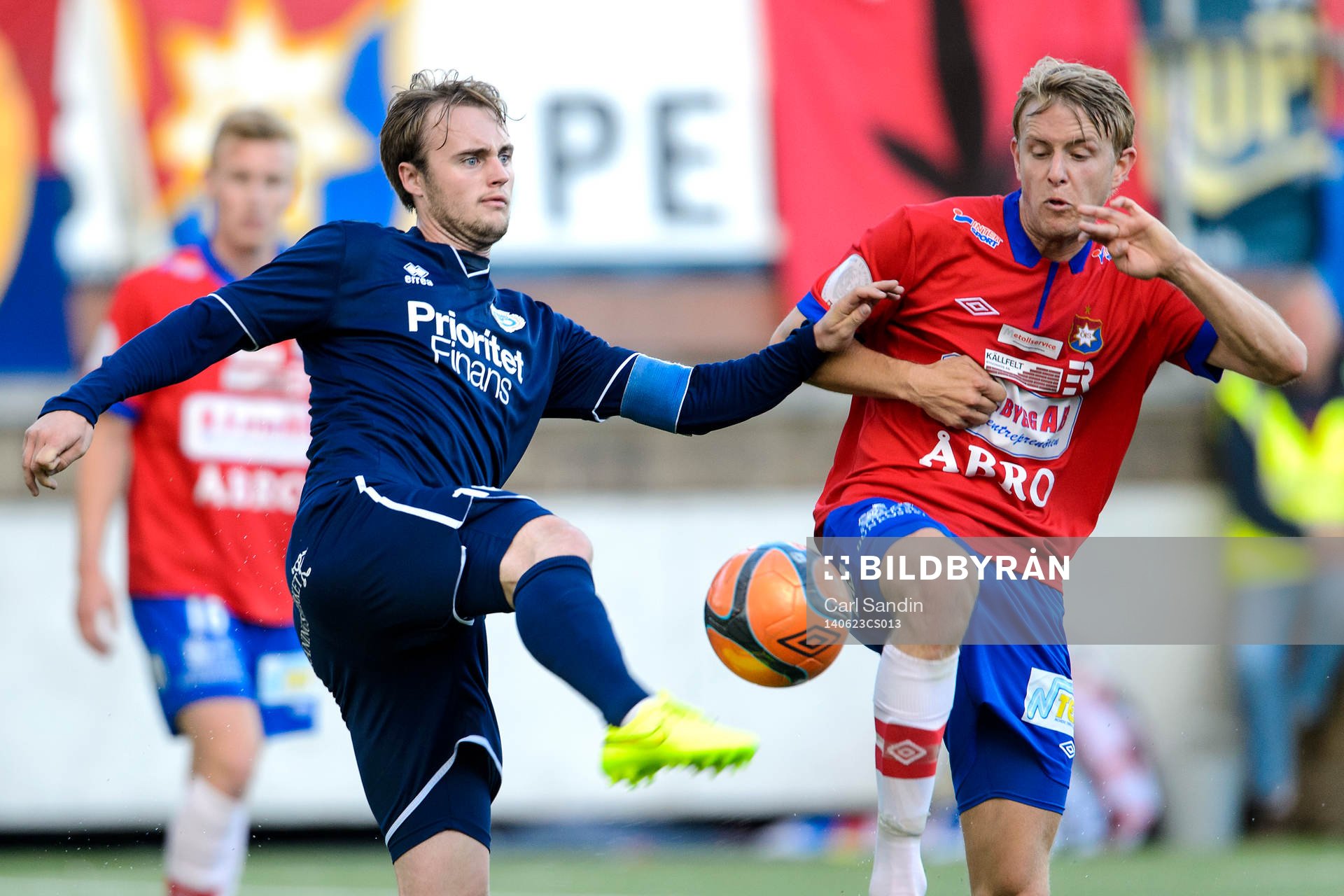 Kamp om bollen mellan Utsiktens Niklas Olsson och Örgrytes