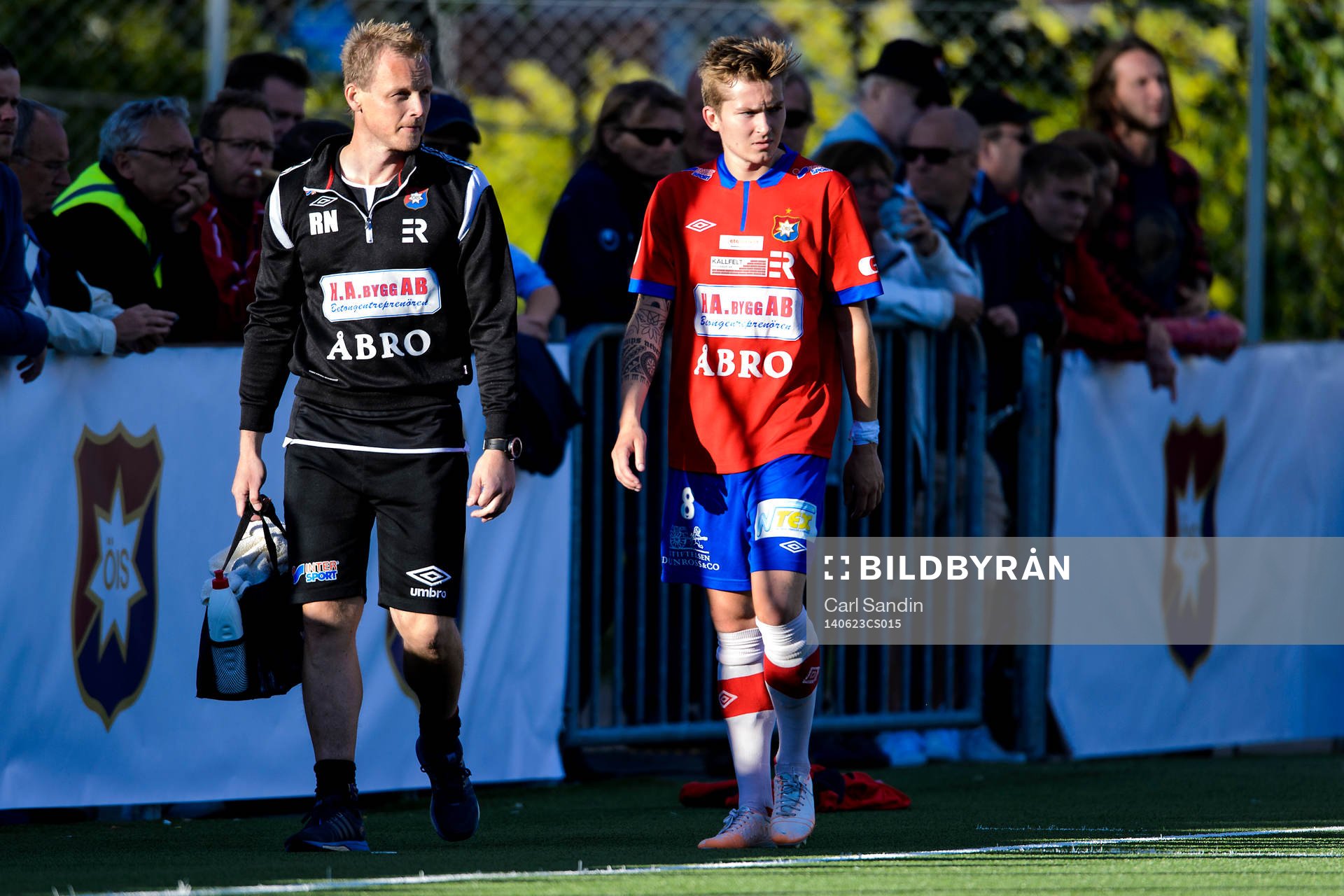 Örgrytes Andreas Östling lämnar skadad planen