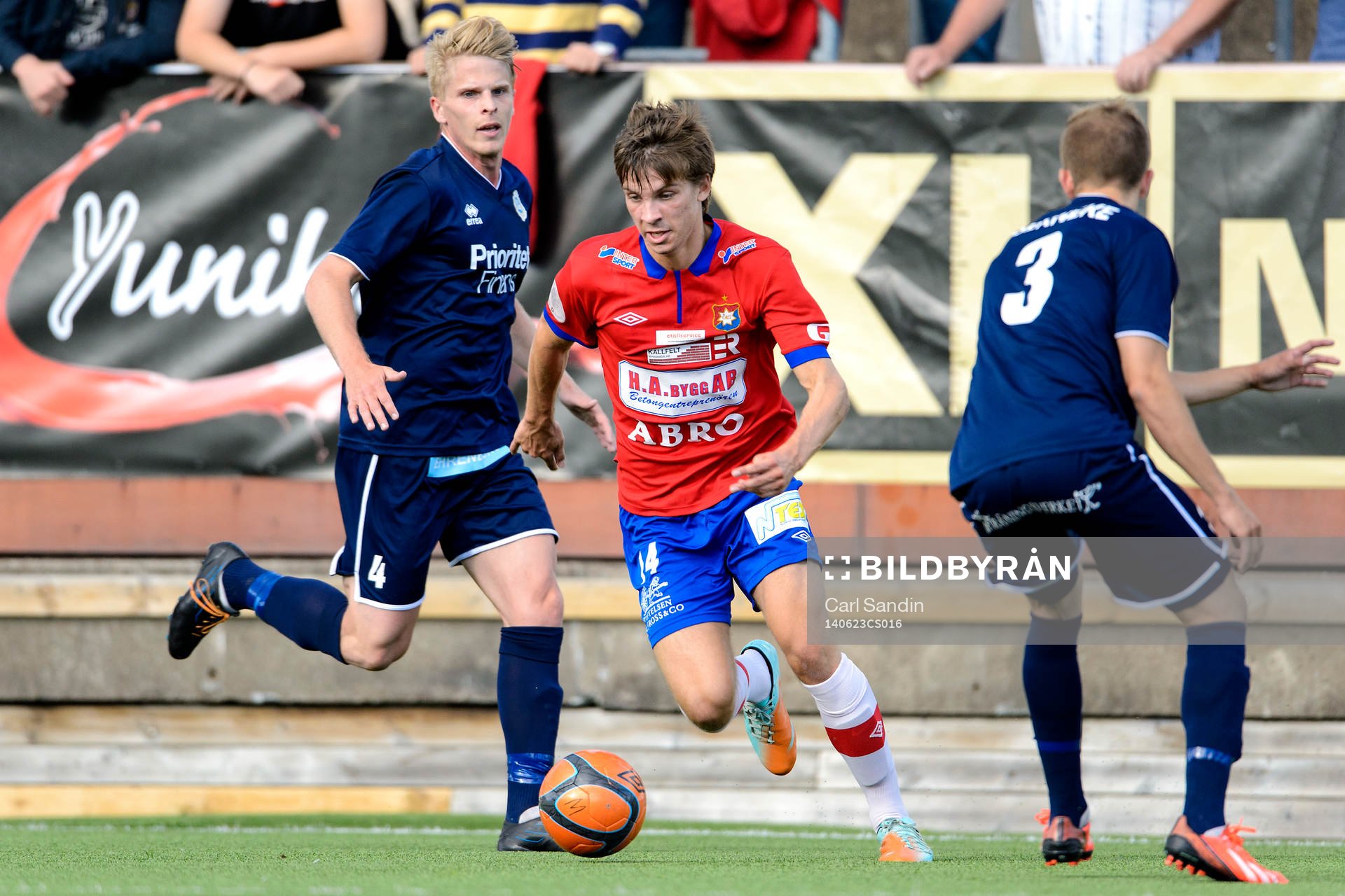 Utsiktens Per Nylander och Örgrytes Daniel Paulson under fotbollsmatchen i division 1 södra mellan Örgryte och Utsikten den 23 maj 2014 i Göteborg.