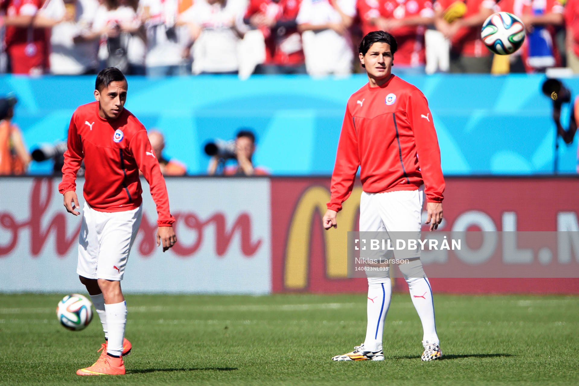 Chiles Miiko Albornoz innan fotbollsmatchen mellan Holland