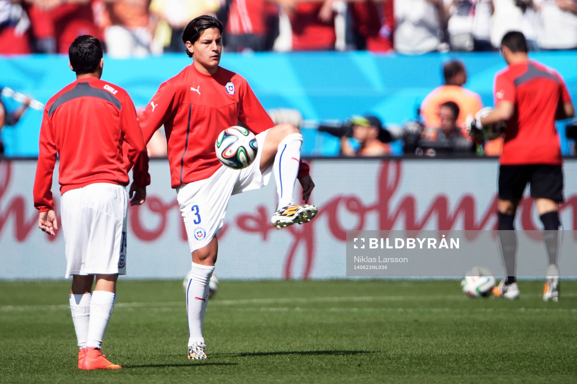 Chiles Miiko Albornoz innan fotbollsmatchen mellan Holland