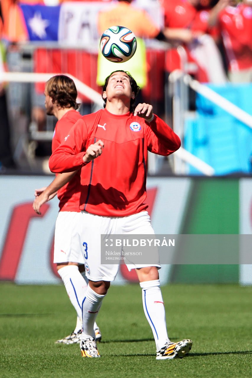 Chiles Miiko Albornoz innan fotbollsmatchen mellan Holland