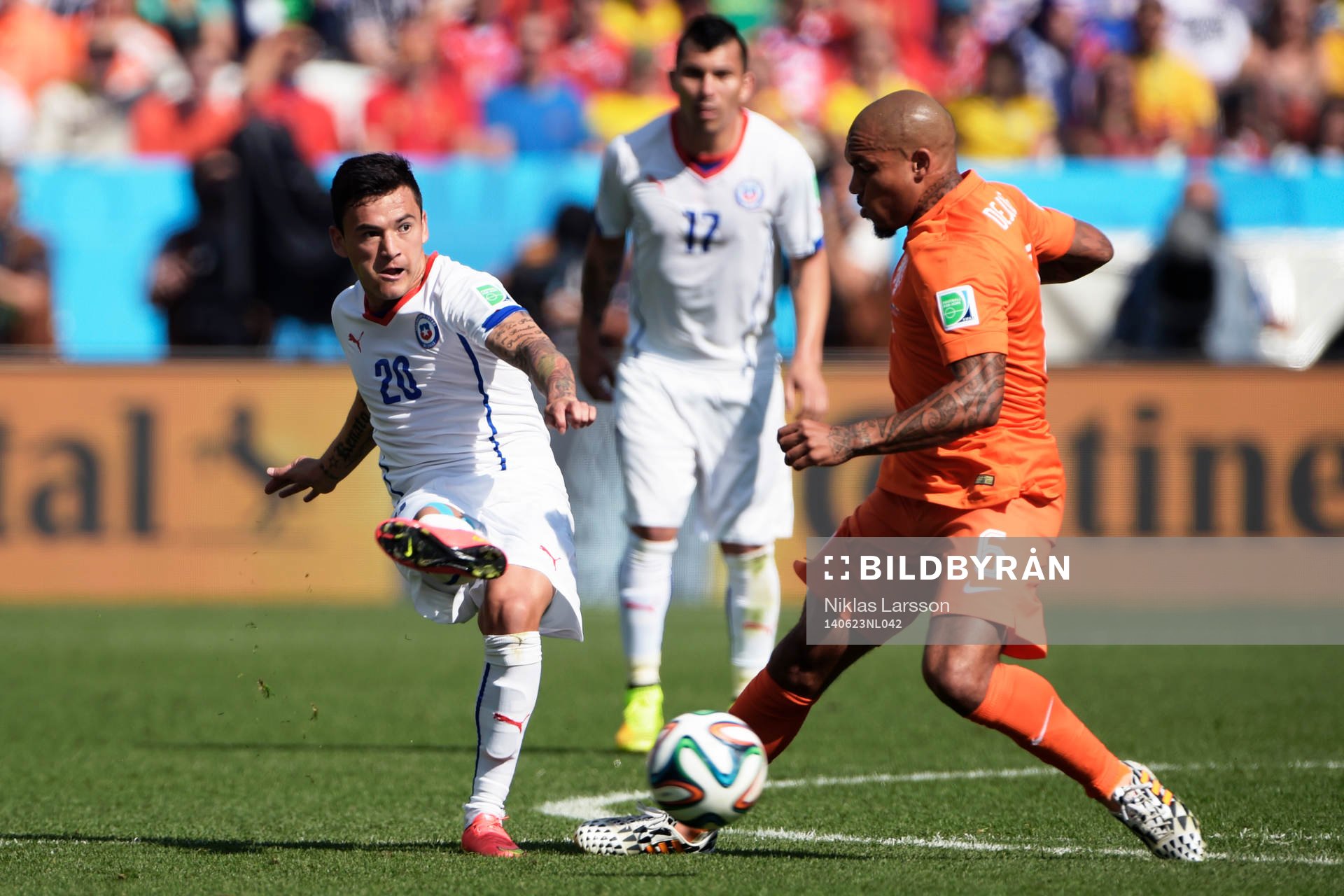 Chiles Charles Aranguiz och Hollands Daryl Janmaat under fotbollsmatchen mellan Holland och Chile under fotbolls-VM den 23 juni 2014 i Sao Paulo.