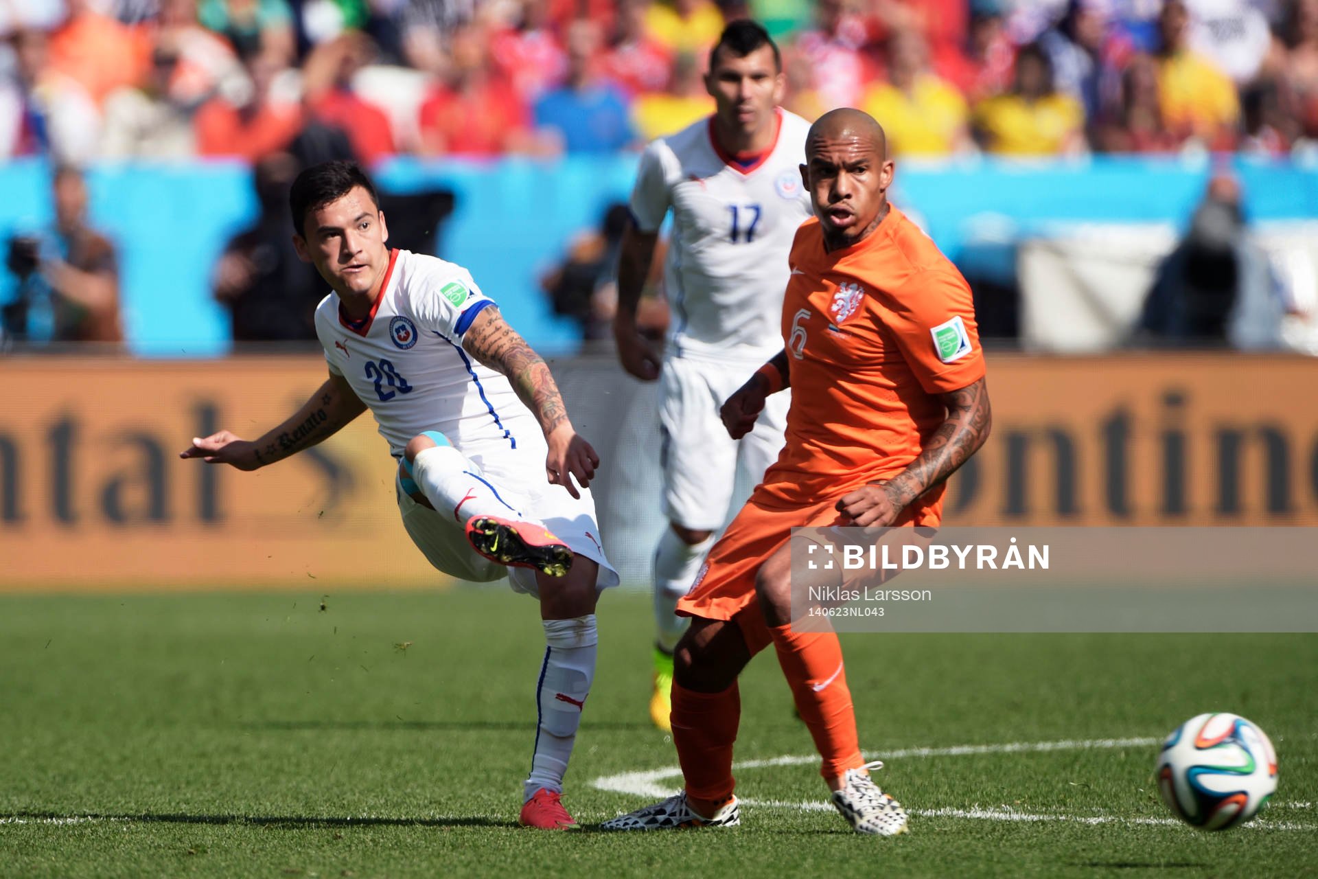 Chiles Charles Aranguiz och Hollands Daryl Janmaat