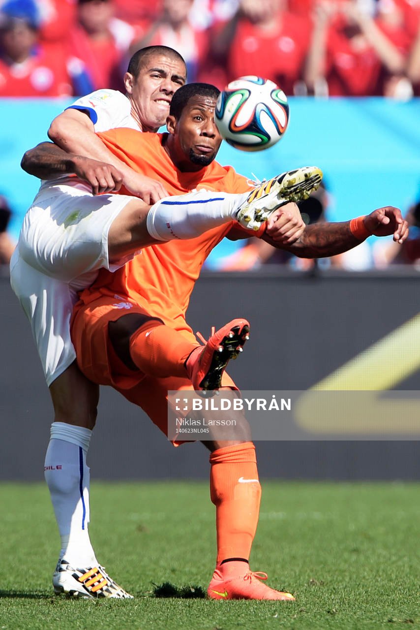 Hollands Jeremain Lens och Chiles Francisco Silva