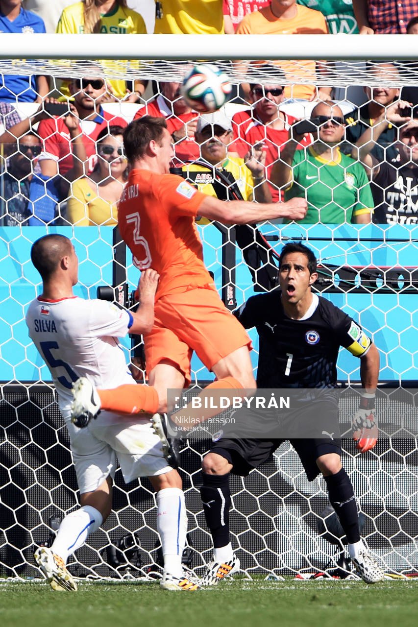 Hollands Stefan de Vrij nickar mot Chiles målvakt Claudio Bravo under fotbollsmatchen mellan Holland och Chile under fotbolls-VM den 23 juni 2014 i Sao Paulo.
